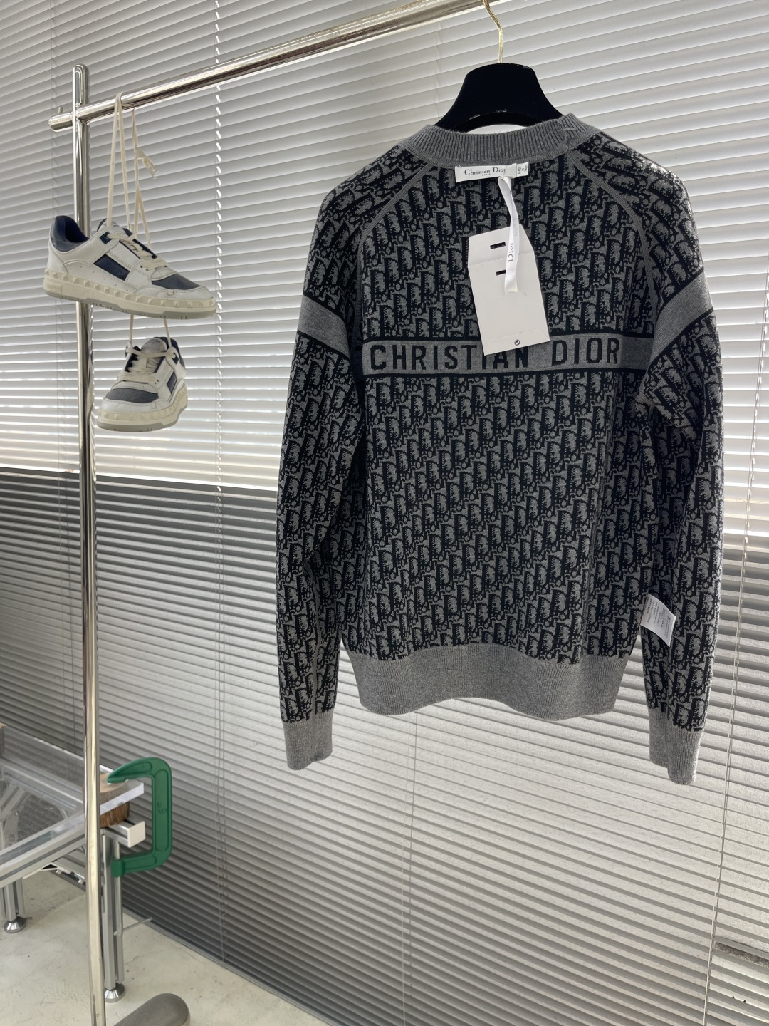 

-Dio     25ss新款双面圆领针织休。采用山羊绒混纺针织面料精心制作，搭配罗纹底边和袖口。一