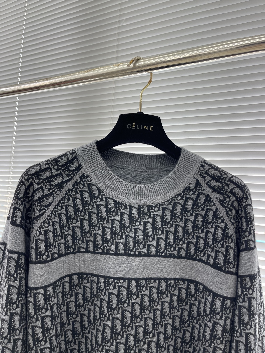 

-Dio     25ss新款双面圆领针织休。采用山羊绒混纺针织面料精心制作，搭配罗纹底边和袖口。一