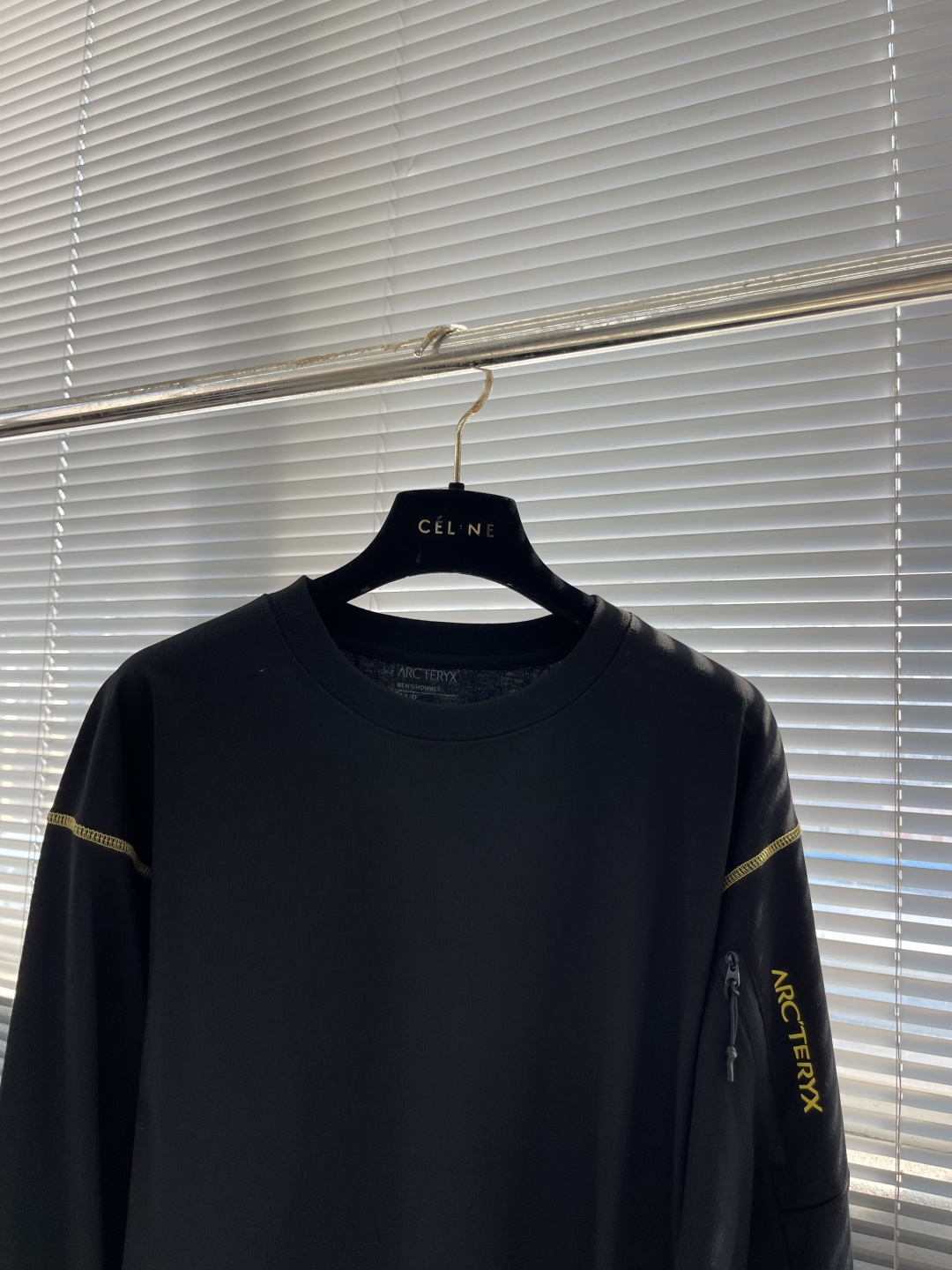 

-🐦 鸟家   2025fw长袖T恤  
小鸟字母LOGO明线拼接印花  
高端32s双纱280克面