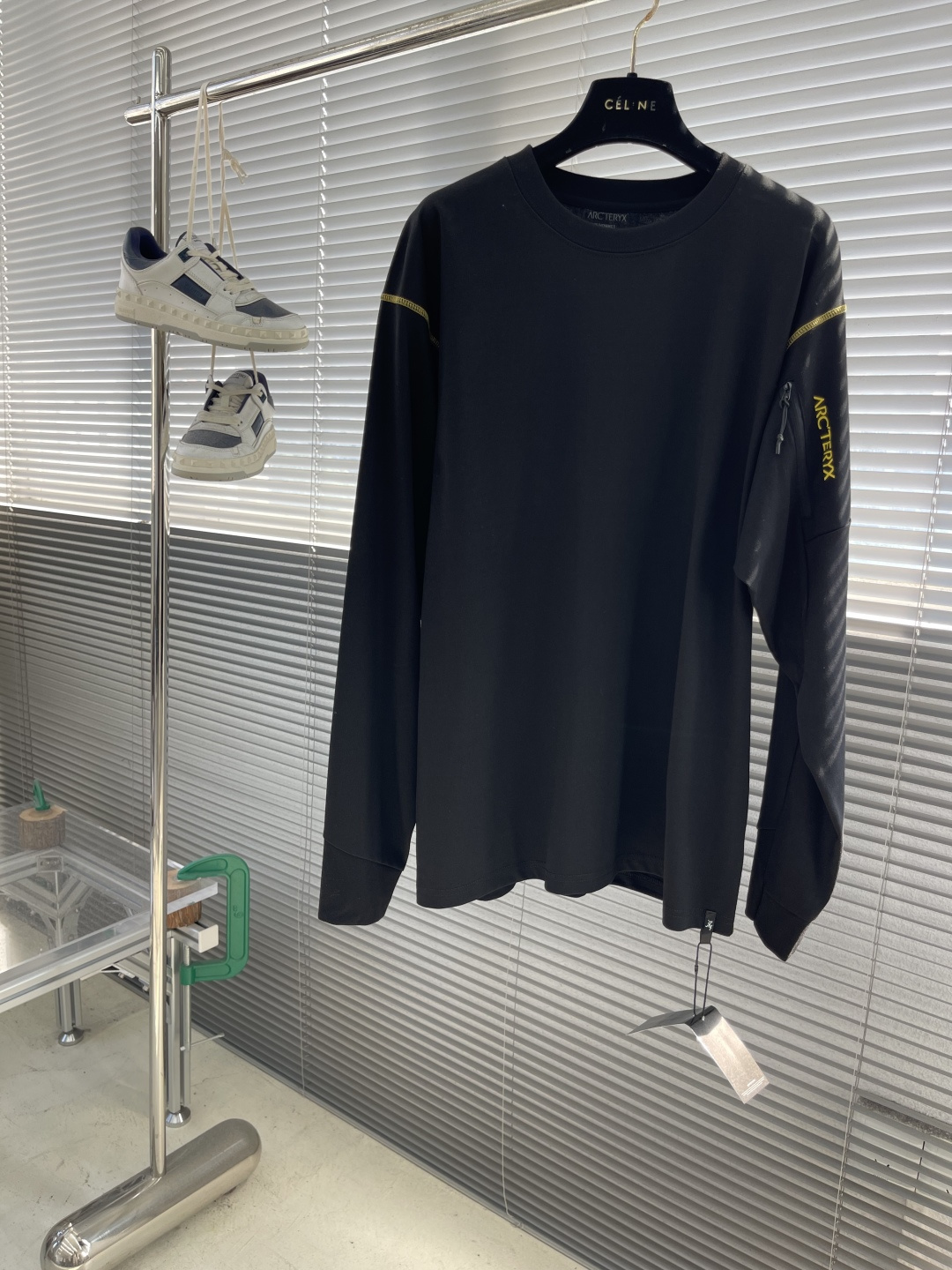 

-🐦 鸟家   2025fw长袖T恤  
小鸟字母LOGO明线拼接印花  
高端32s双纱280克面