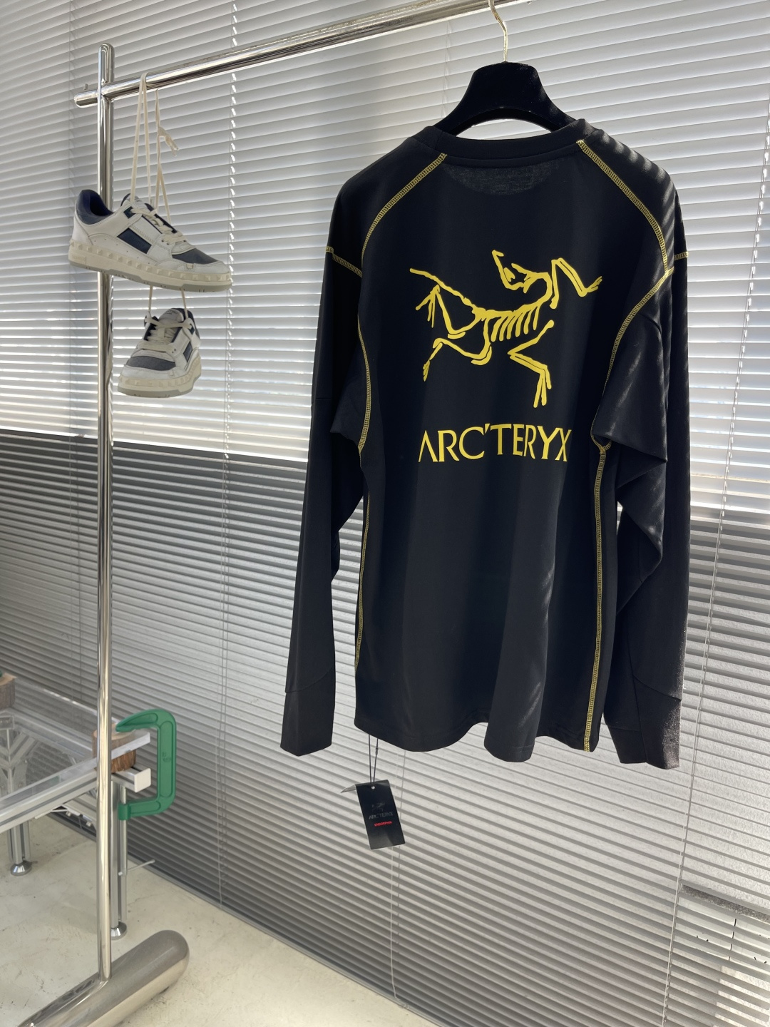 

-🐦 鸟家   2025fw长袖T恤  
小鸟字母LOGO明线拼接印花  
高端32s双纱280克面