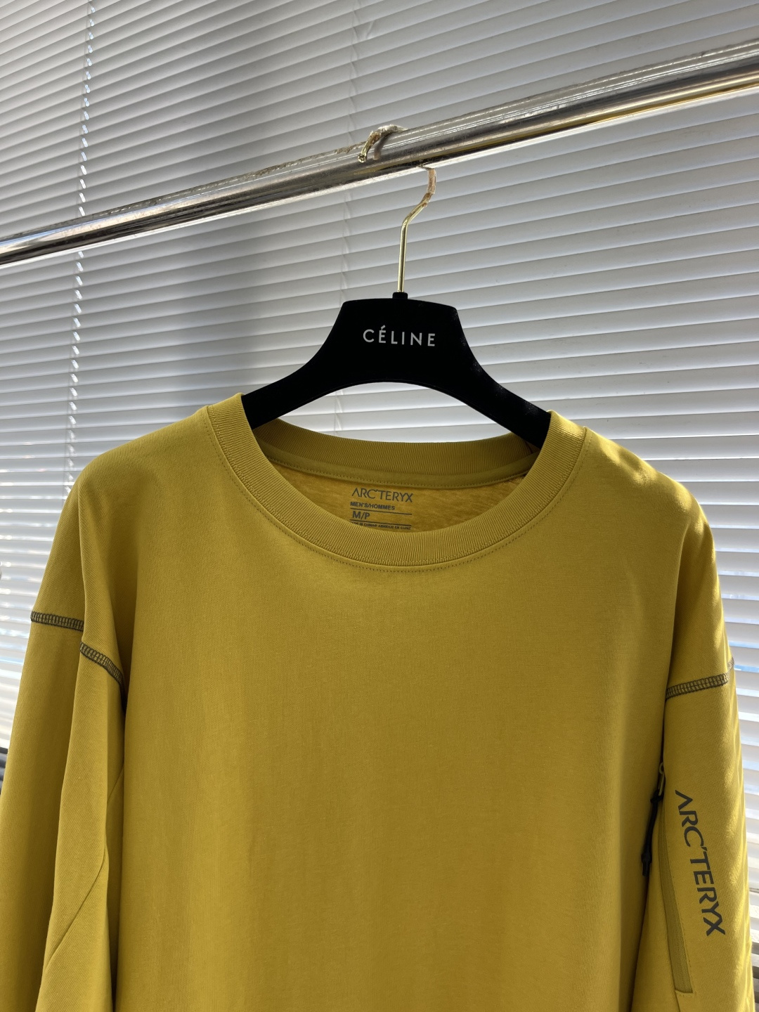 

-🐦 鸟家   2025fw长袖T恤  
小鸟字母LOGO明线拼接印花  
高端32s双纱280克面