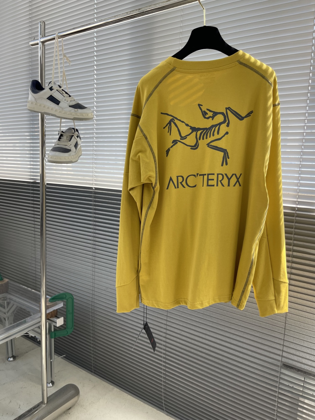 

-🐦 鸟家   2025fw长袖T恤  
小鸟字母LOGO明线拼接印花  
高端32s双纱280克面