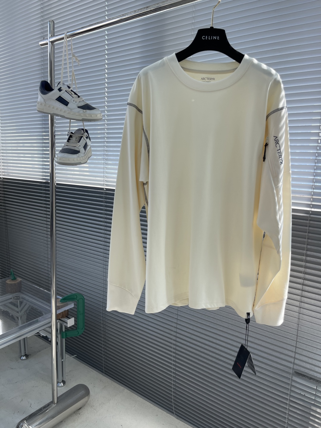 

-🐦 鸟家   2025fw长袖T恤  
小鸟字母LOGO明线拼接印花  
高端32s双纱280克面