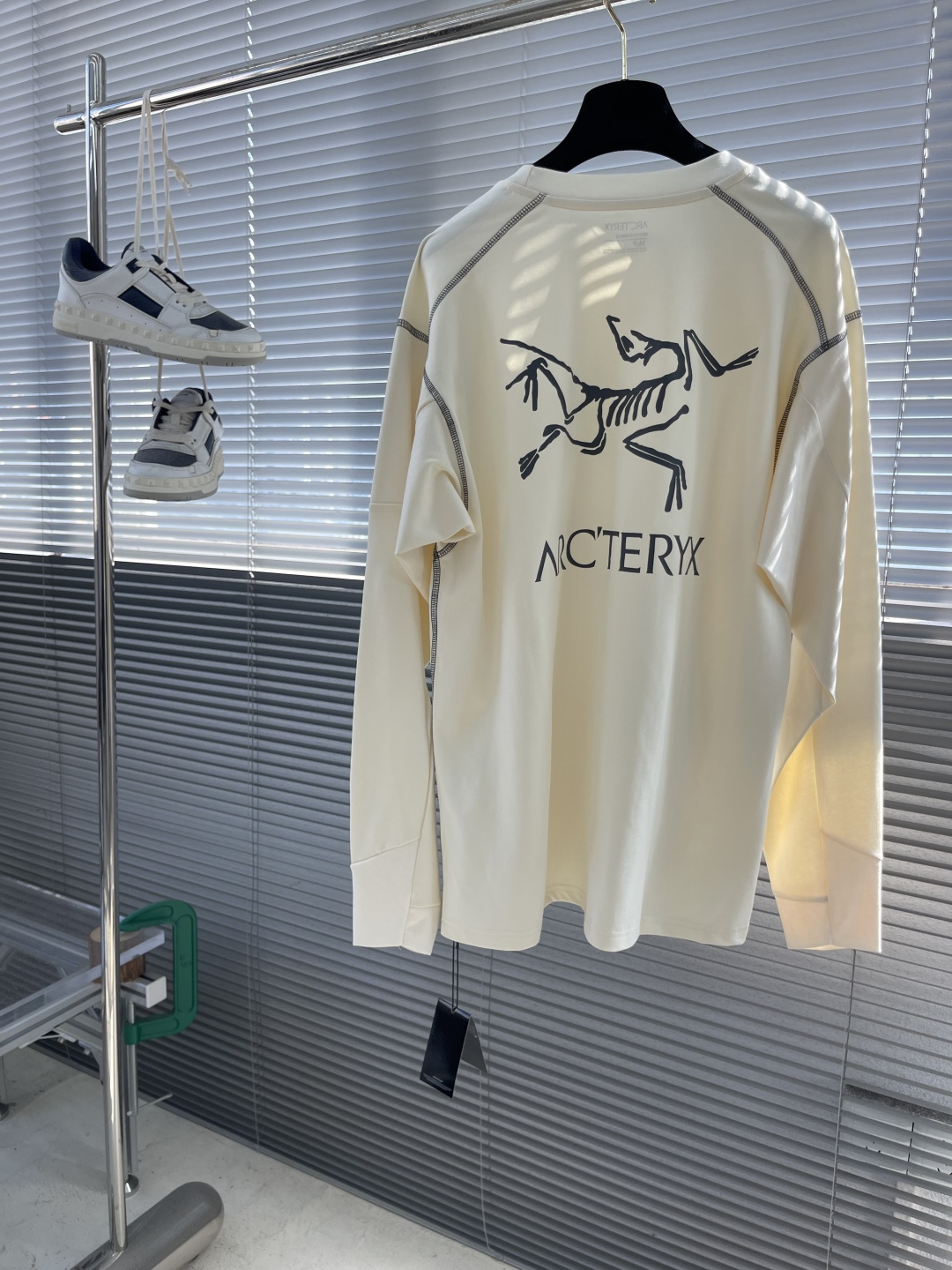 

-🐦 鸟家   2025fw长袖T恤  
小鸟字母LOGO明线拼接印花  
高端32s双纱280克面