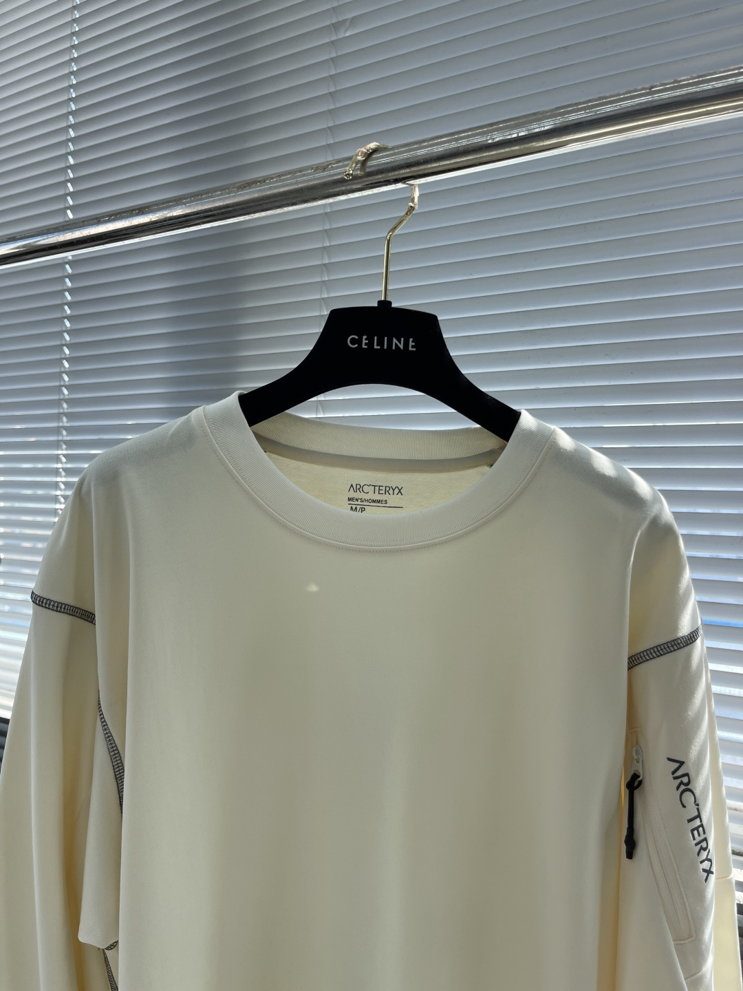 

-🐦 鸟家   2025fw长袖T恤  
小鸟字母LOGO明线拼接印花  
高端32s双纱280克面