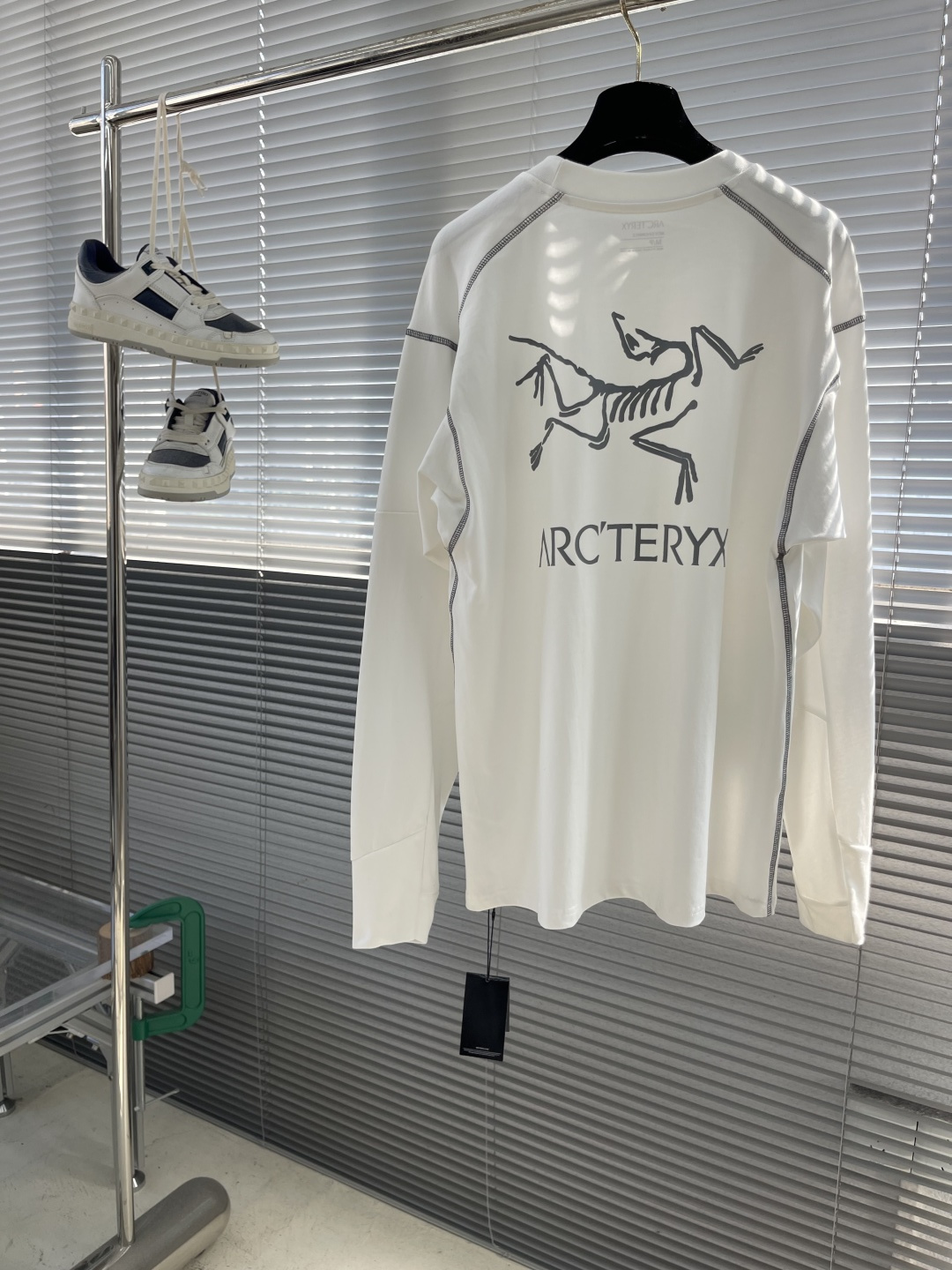 

-🐦 鸟家   2025fw长袖T恤  
小鸟字母LOGO明线拼接印花  
高端32s双纱280克面