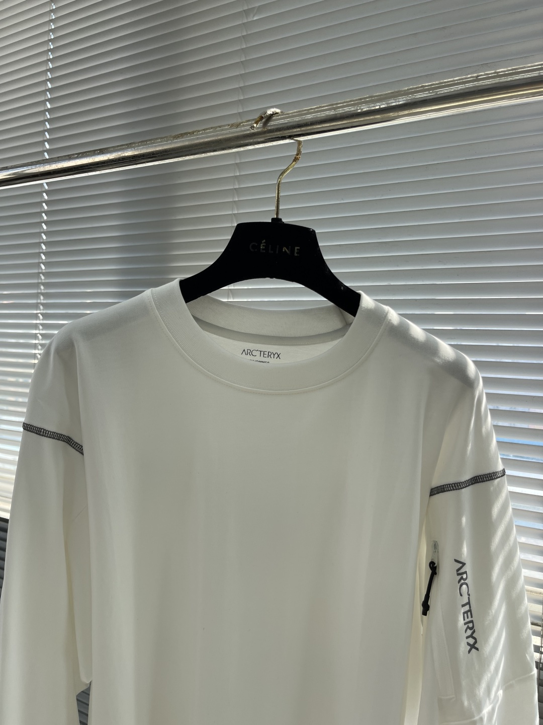 

-🐦 鸟家   2025fw长袖T恤  
小鸟字母LOGO明线拼接印花  
高端32s双纱280克面