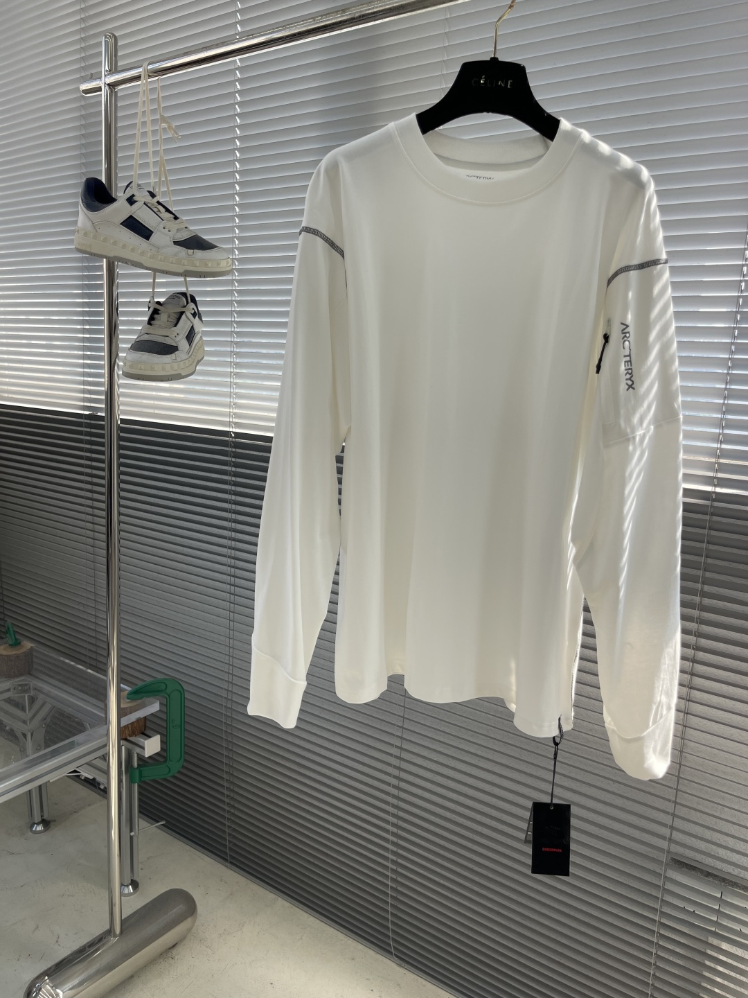 

-🐦 鸟家   2025fw长袖T恤  
小鸟字母LOGO明线拼接印花  
高端32s双纱280克面