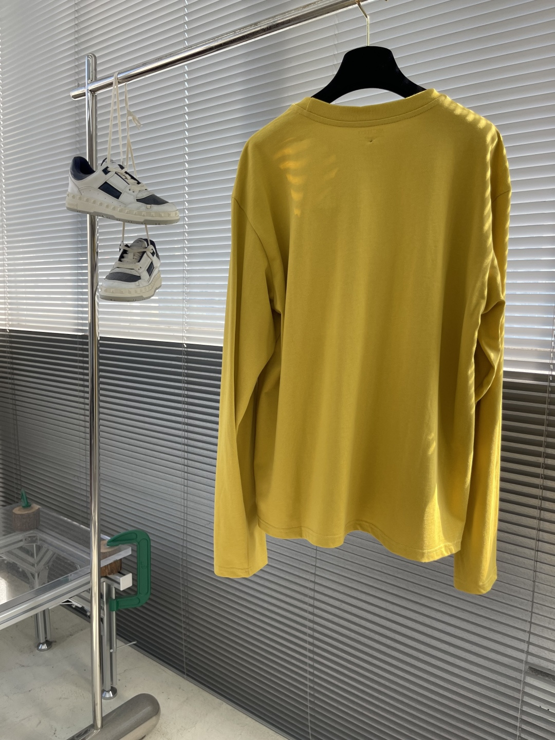 

-🐦 鸟家    2025FW长袖T恤  
小鸟字母LOGO明线拼接印花  
高端32s双纱280克