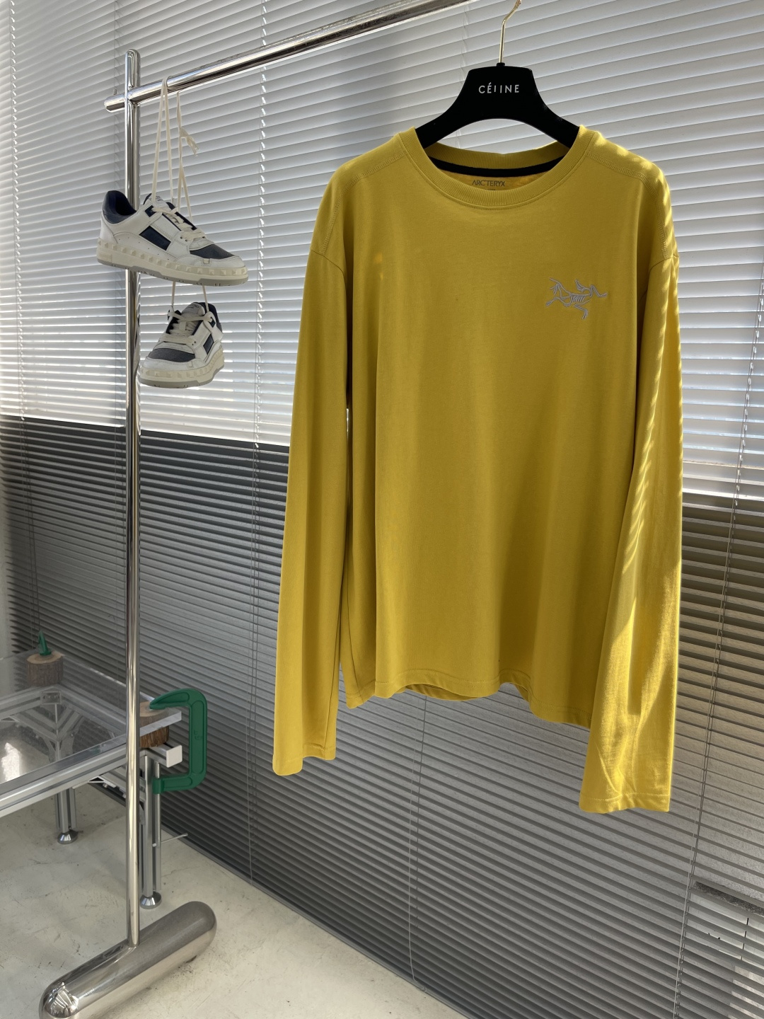 

-🐦 鸟家    2025FW长袖T恤  
小鸟字母LOGO明线拼接印花  
高端32s双纱280克