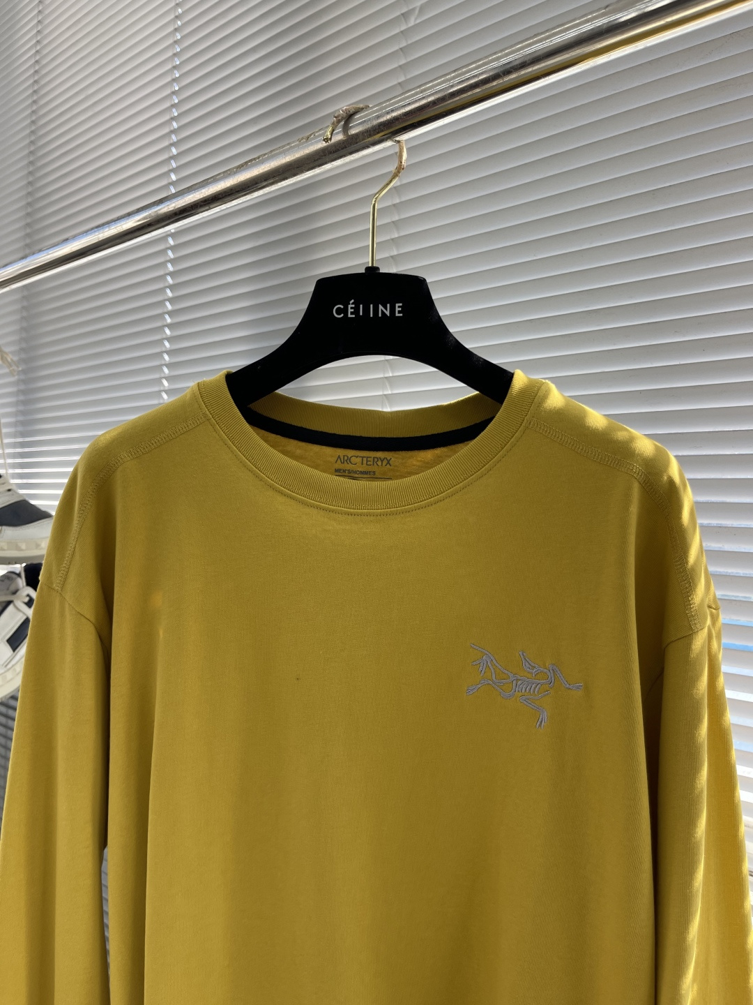 

-🐦 鸟家    2025FW长袖T恤  
小鸟字母LOGO明线拼接印花  
高端32s双纱280克