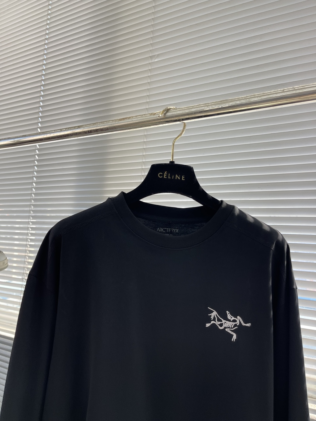 

-🐦 鸟家    2025FW长袖T恤  
小鸟字母LOGO明线拼接印花  
高端32s双纱280克