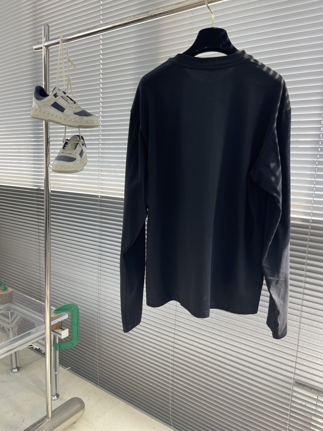 

-🐦 鸟家    2025FW长袖T恤  
小鸟字母LOGO明线拼接印花  
高端32s双纱280克