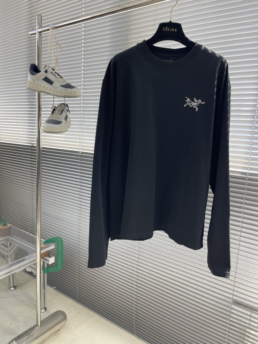 

-🐦 鸟家    2025FW长袖T恤  
小鸟字母LOGO明线拼接印花  
高端32s双纱280克