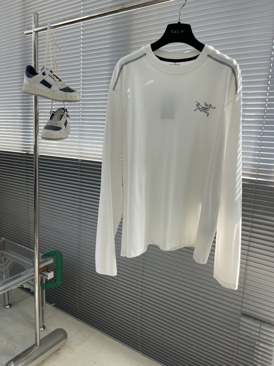 

-🐦 鸟家    2025FW长袖T恤  
小鸟字母LOGO明线拼接印花  
高端32s双纱280克