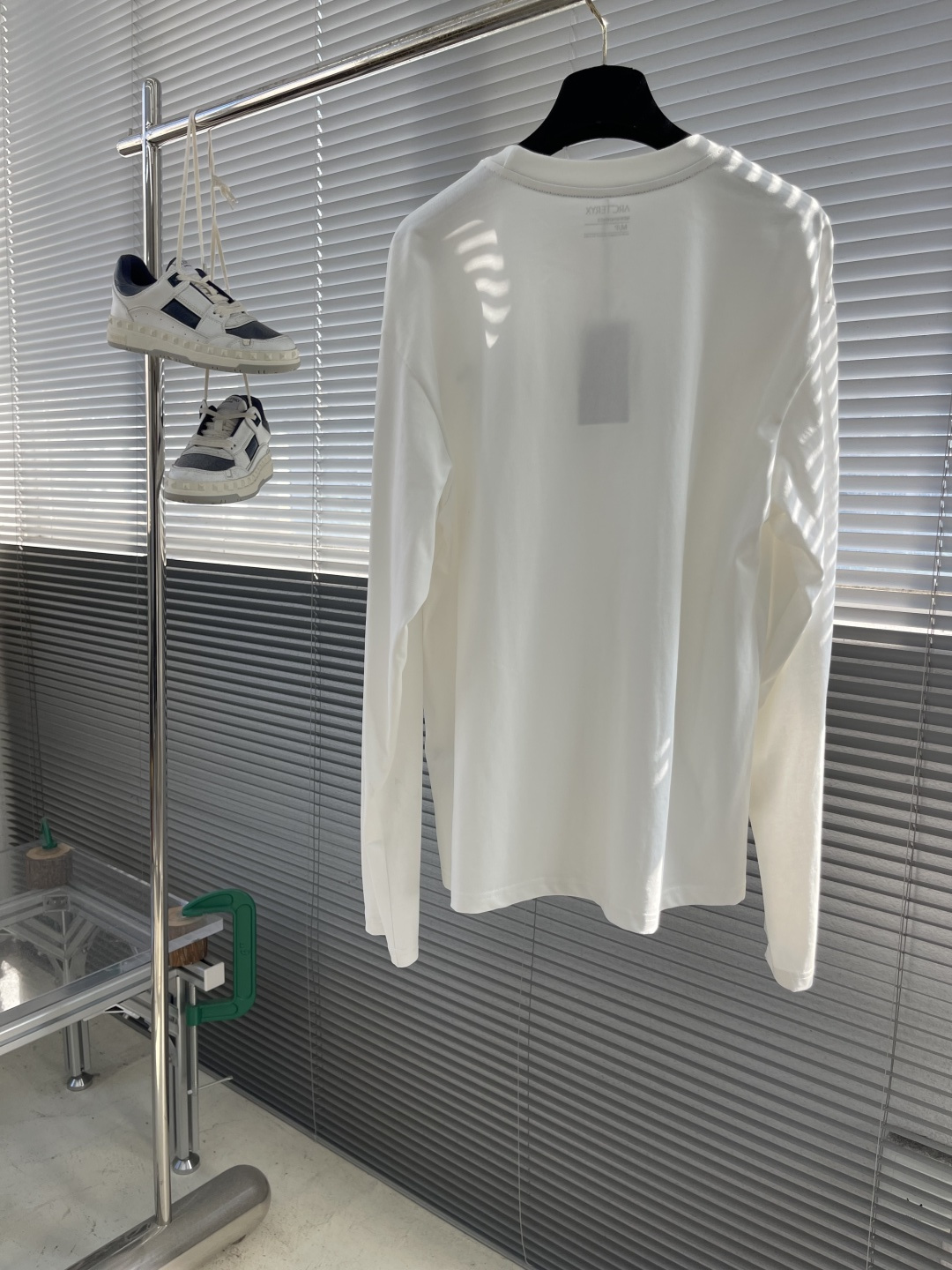 

-🐦 鸟家    2025FW长袖T恤  
小鸟字母LOGO明线拼接印花  
高端32s双纱280克