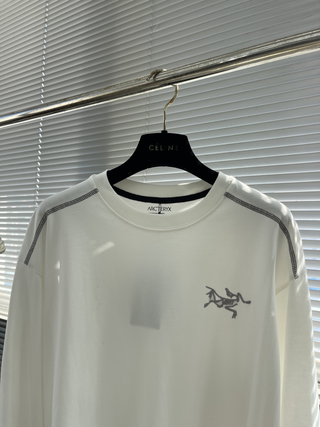 

-🐦 鸟家    2025FW长袖T恤  
小鸟字母LOGO明线拼接印花  
高端32s双纱280克