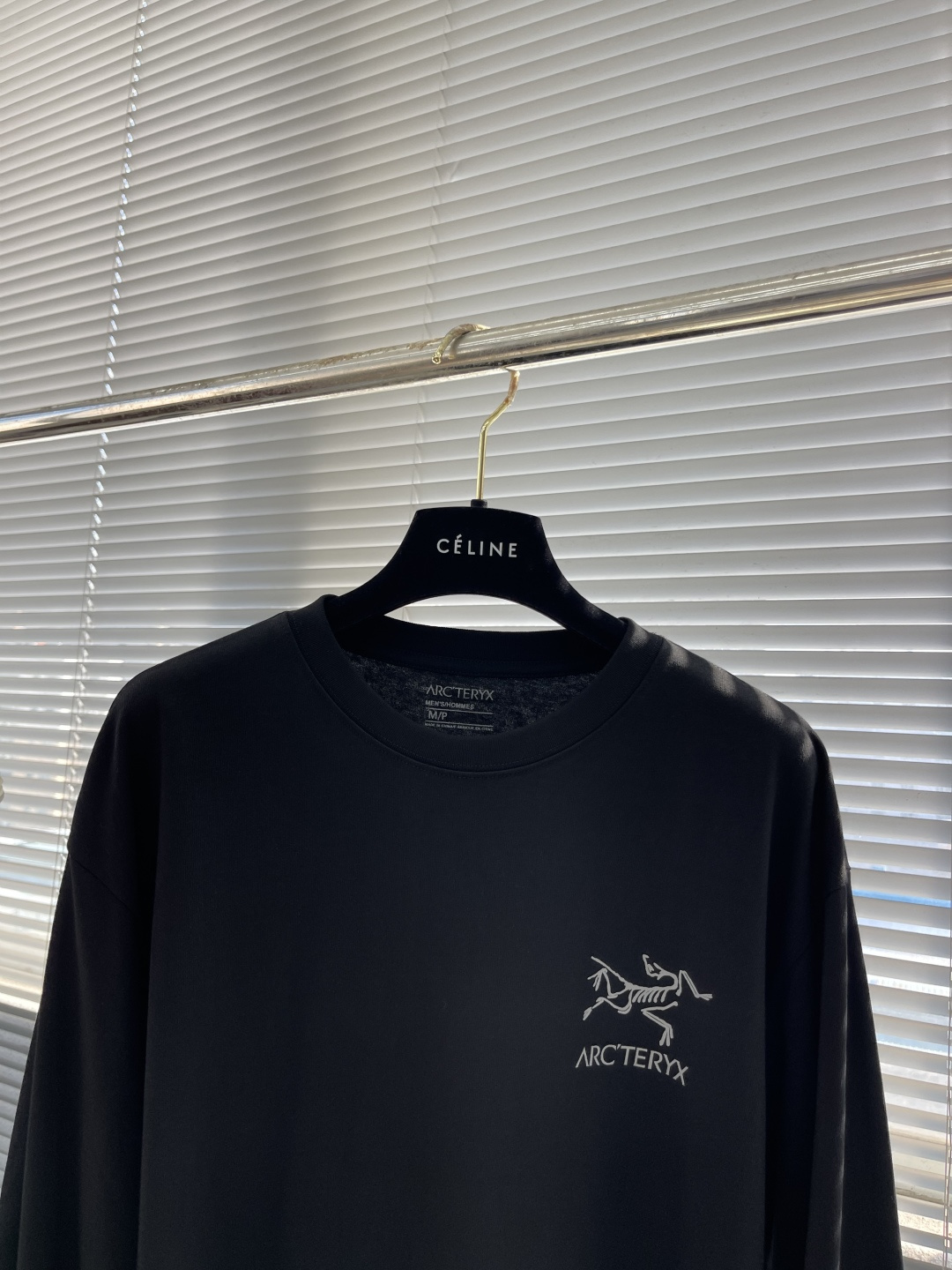 

-🐦 鸟家    2025FW长袖T恤  
小鸟字母LOGO明线拼接印花  
高端32s双纱280克