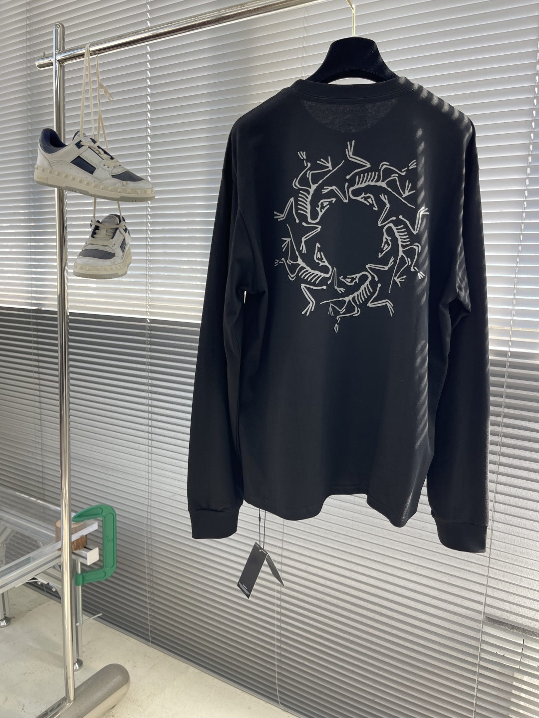 

-🐦 鸟家    2025FW长袖T恤  
小鸟字母LOGO明线拼接印花  
高端32s双纱280克