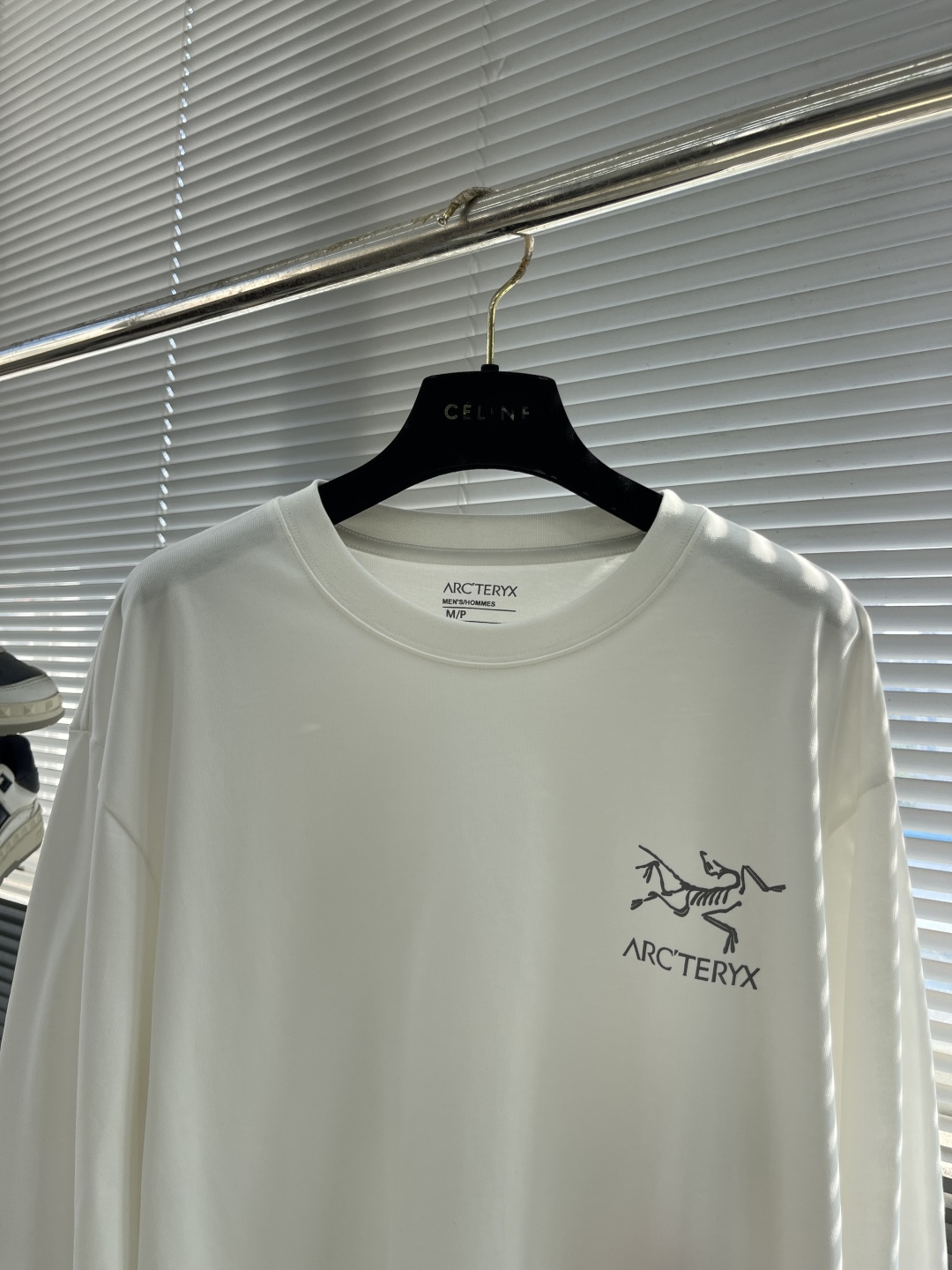 

-🐦 鸟家    2025FW长袖T恤  
小鸟字母LOGO明线拼接印花  
高端32s双纱280克