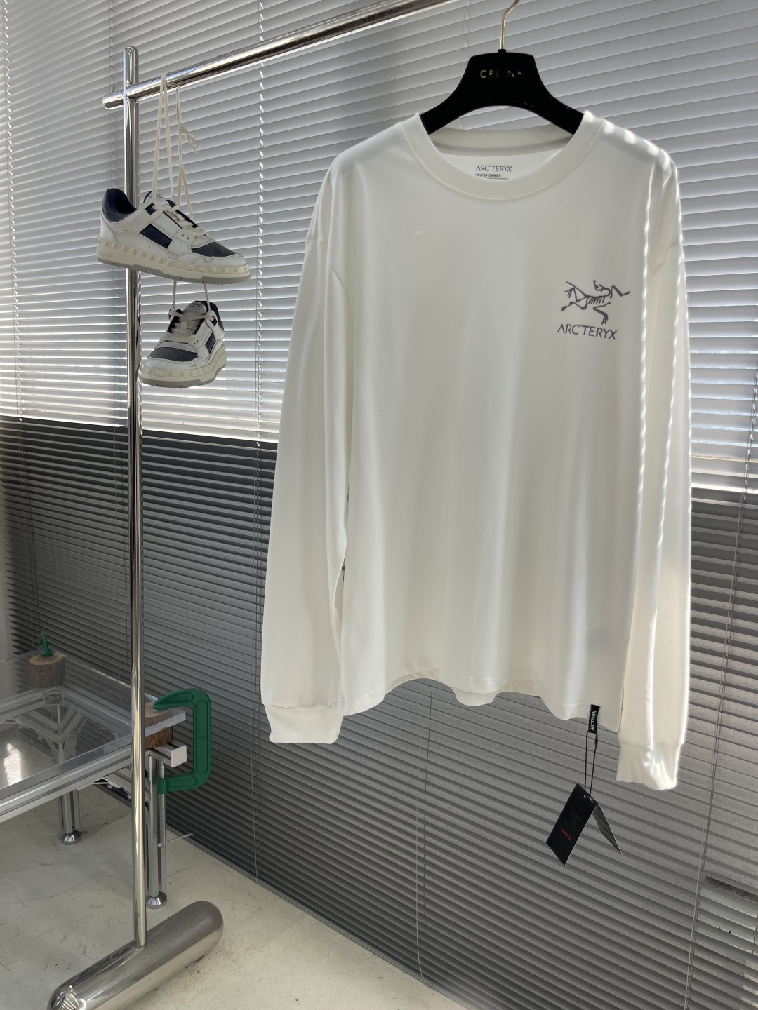 

-🐦 鸟家    2025FW长袖T恤  
小鸟字母LOGO明线拼接印花  
高端32s双纱280克