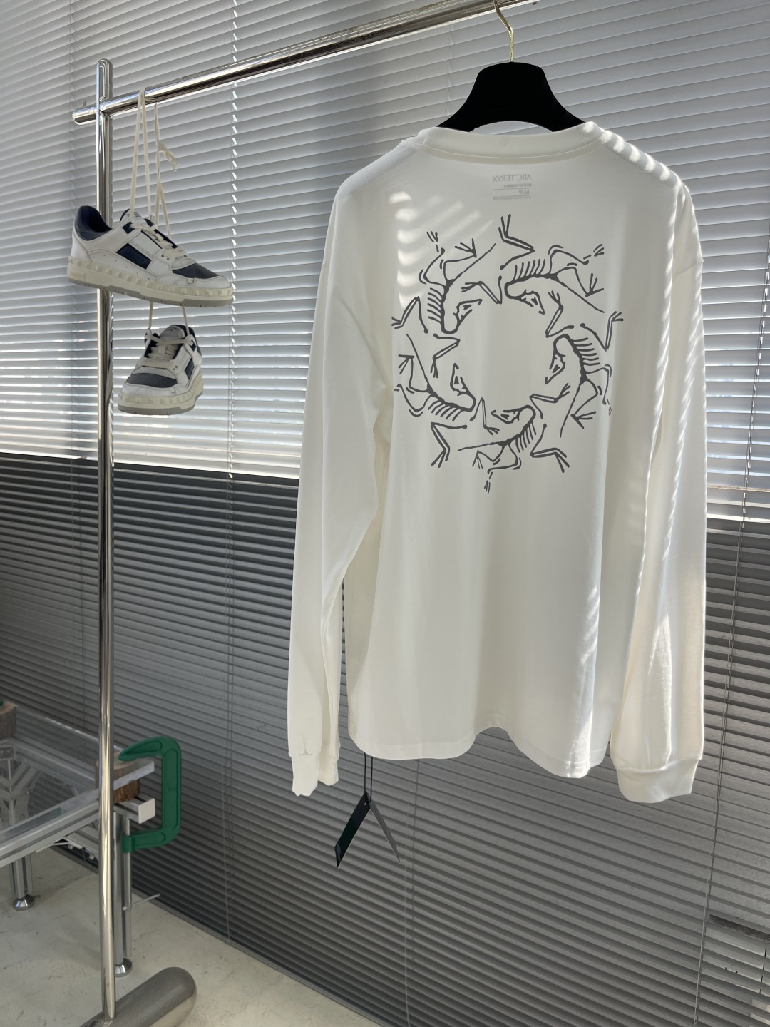 

-🐦 鸟家    2025FW长袖T恤  
小鸟字母LOGO明线拼接印花  
高端32s双纱280克