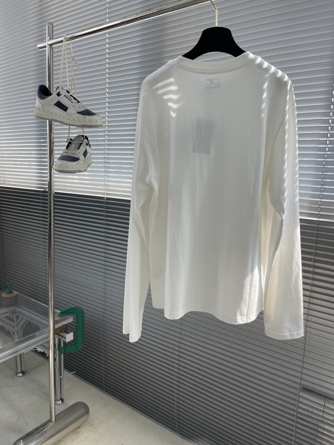 

-🐦 鸟家    2025FW长袖T恤  
小鸟字母LOGO明线拼接印花  
高端32s双纱280克