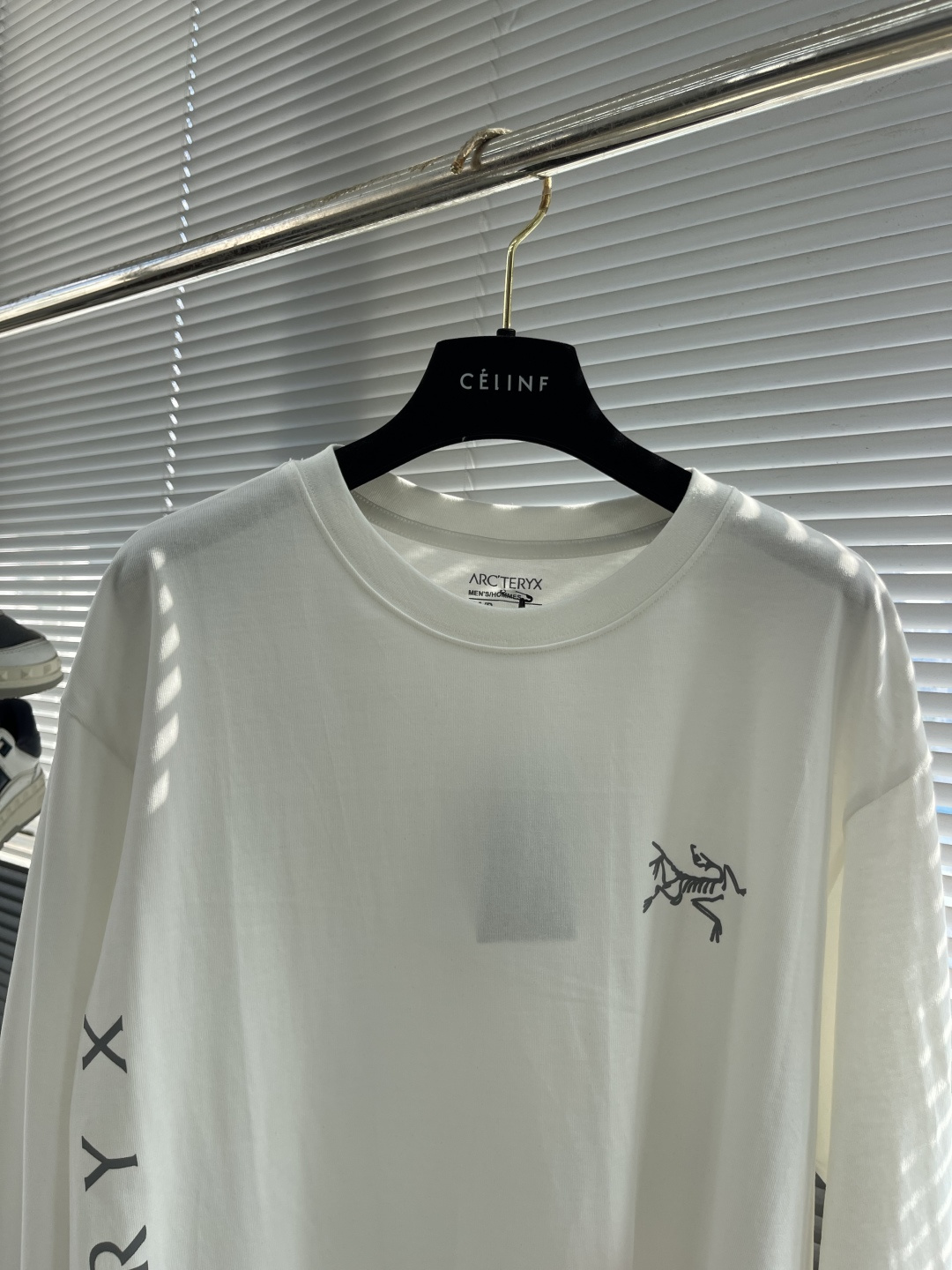 

-🐦 鸟家    2025FW长袖T恤  
小鸟字母LOGO明线拼接印花  
高端32s双纱280克