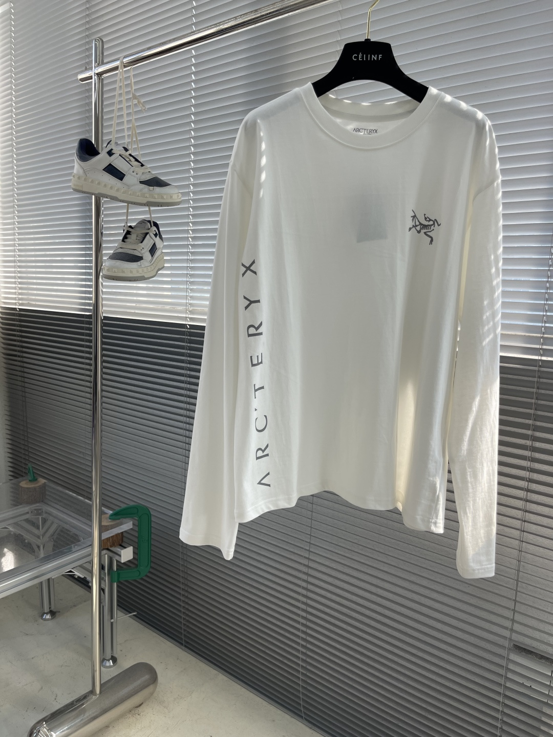 

-🐦 鸟家    2025FW长袖T恤  
小鸟字母LOGO明线拼接印花  
高端32s双纱280克