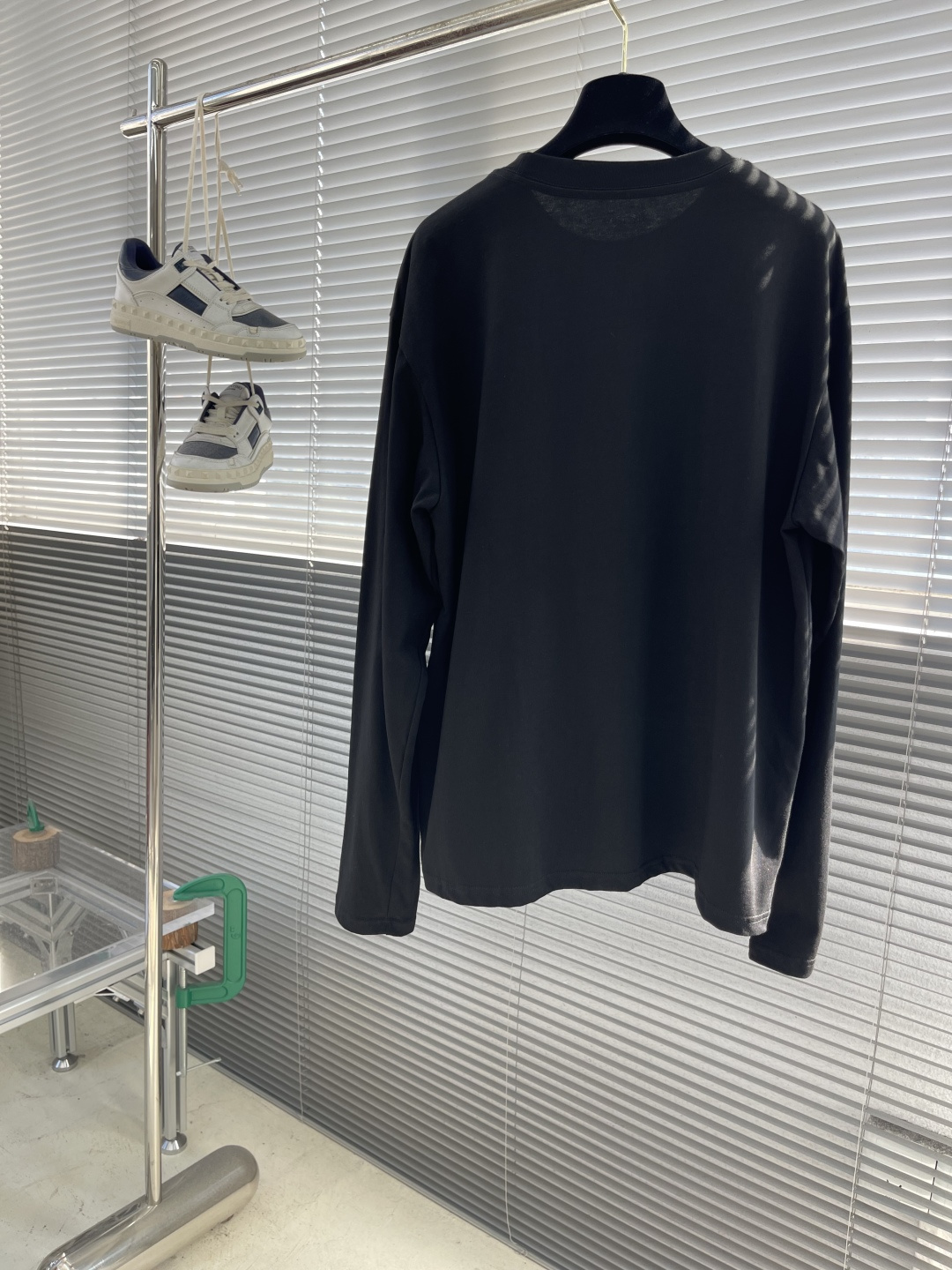 

-🐦 鸟家    2025FW长袖T恤  
小鸟字母LOGO明线拼接印花  
高端32s双纱280克