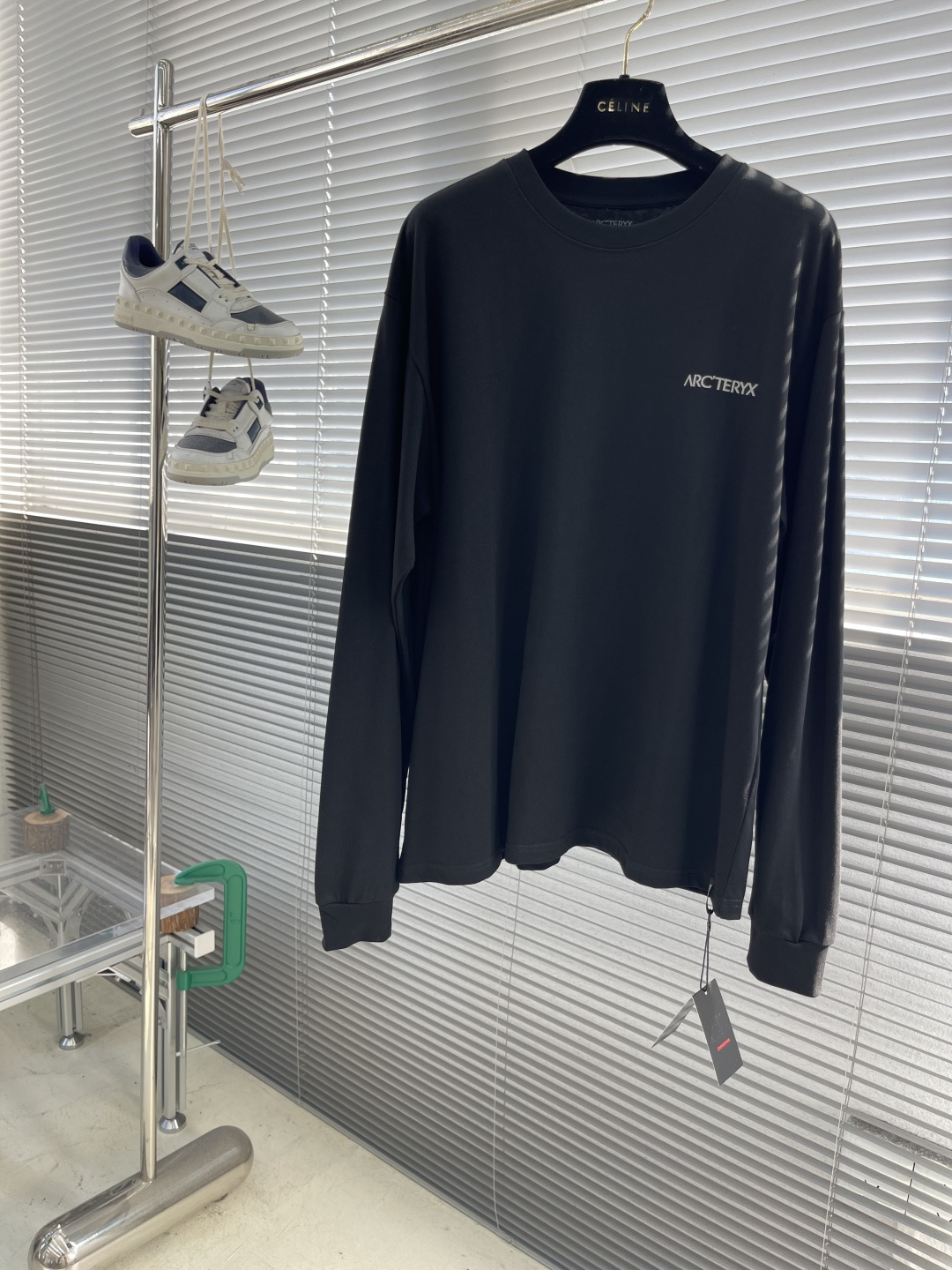 

-🐦 鸟家    2025FW长袖T恤  
小鸟字母LOGO明线拼接印花  
高端32s双纱280克