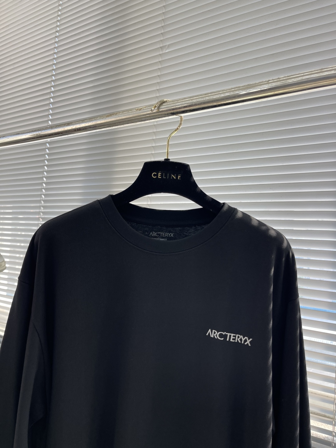 

-🐦 鸟家    2025FW长袖T恤  
小鸟字母LOGO明线拼接印花  
高端32s双纱280克