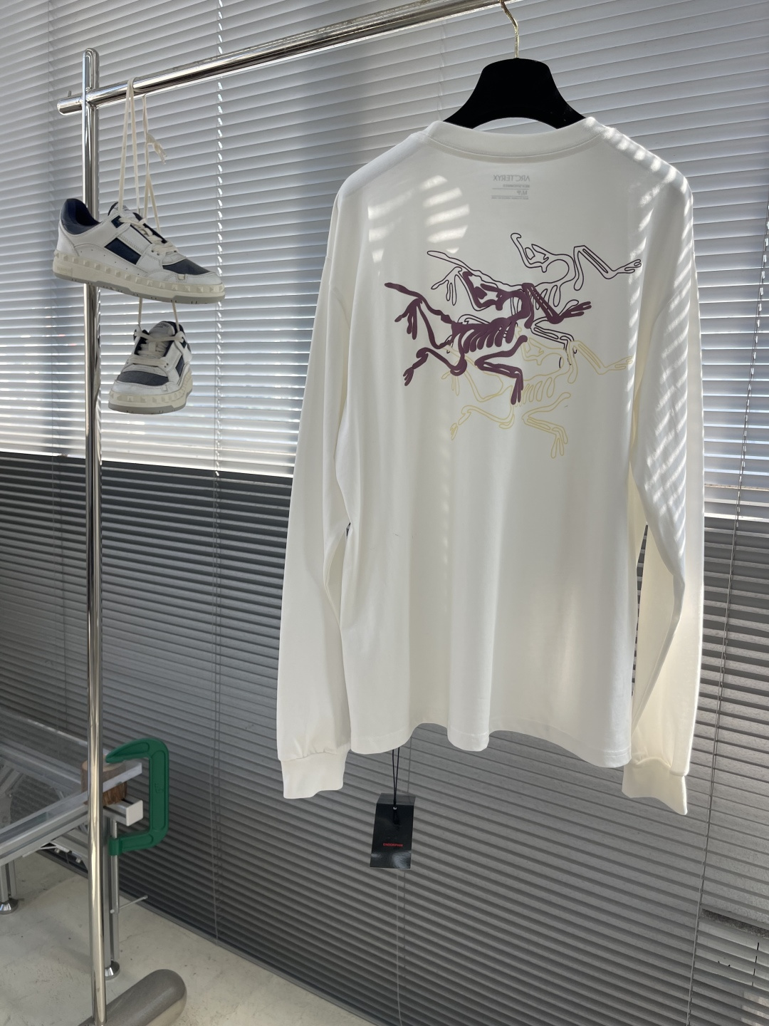 

-🐦 鸟家    2025FW长袖T恤  
小鸟字母LOGO明线拼接印花  
高端32s双纱280克