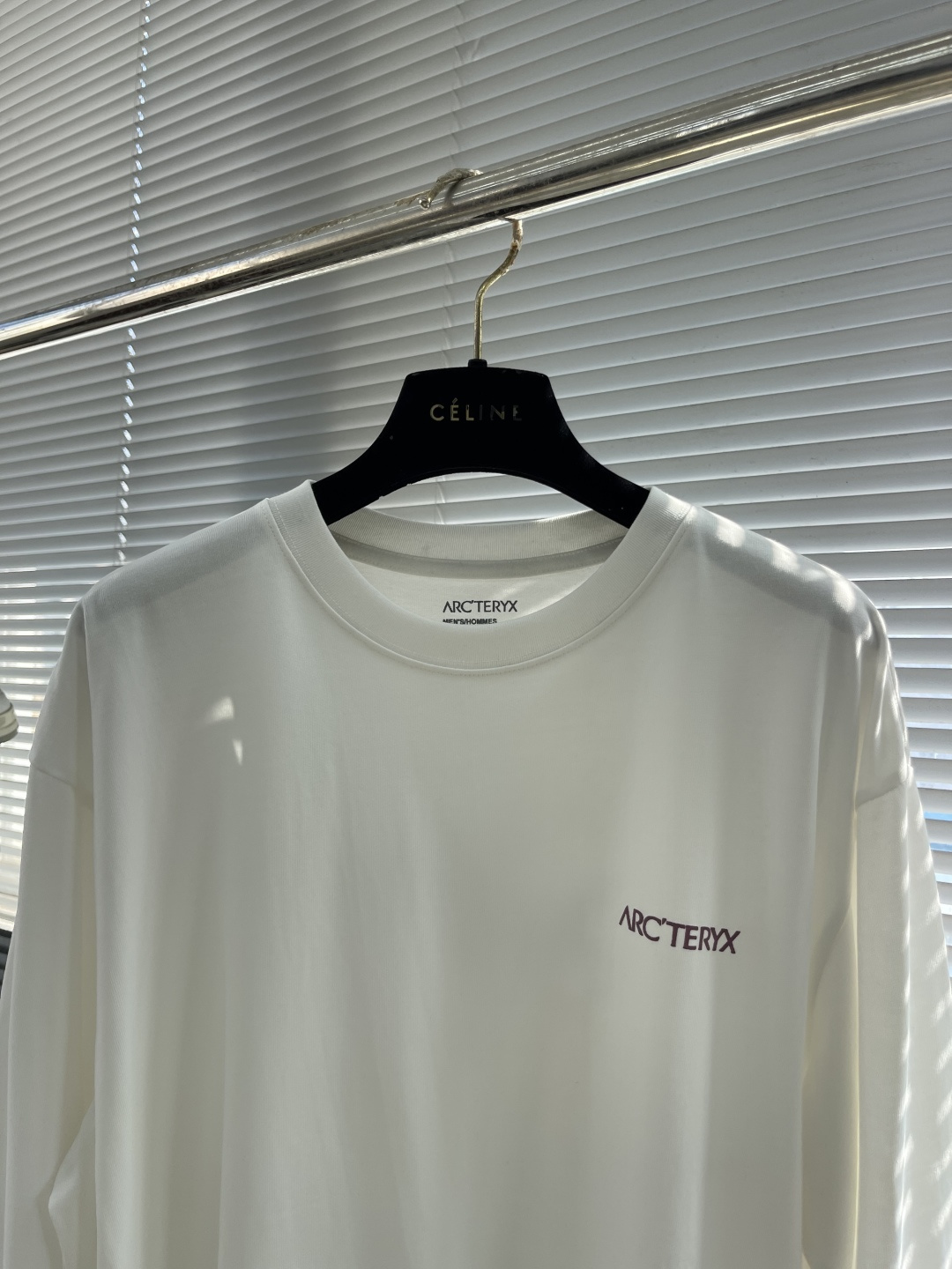 

-🐦 鸟家    2025FW长袖T恤  
小鸟字母LOGO明线拼接印花  
高端32s双纱280克