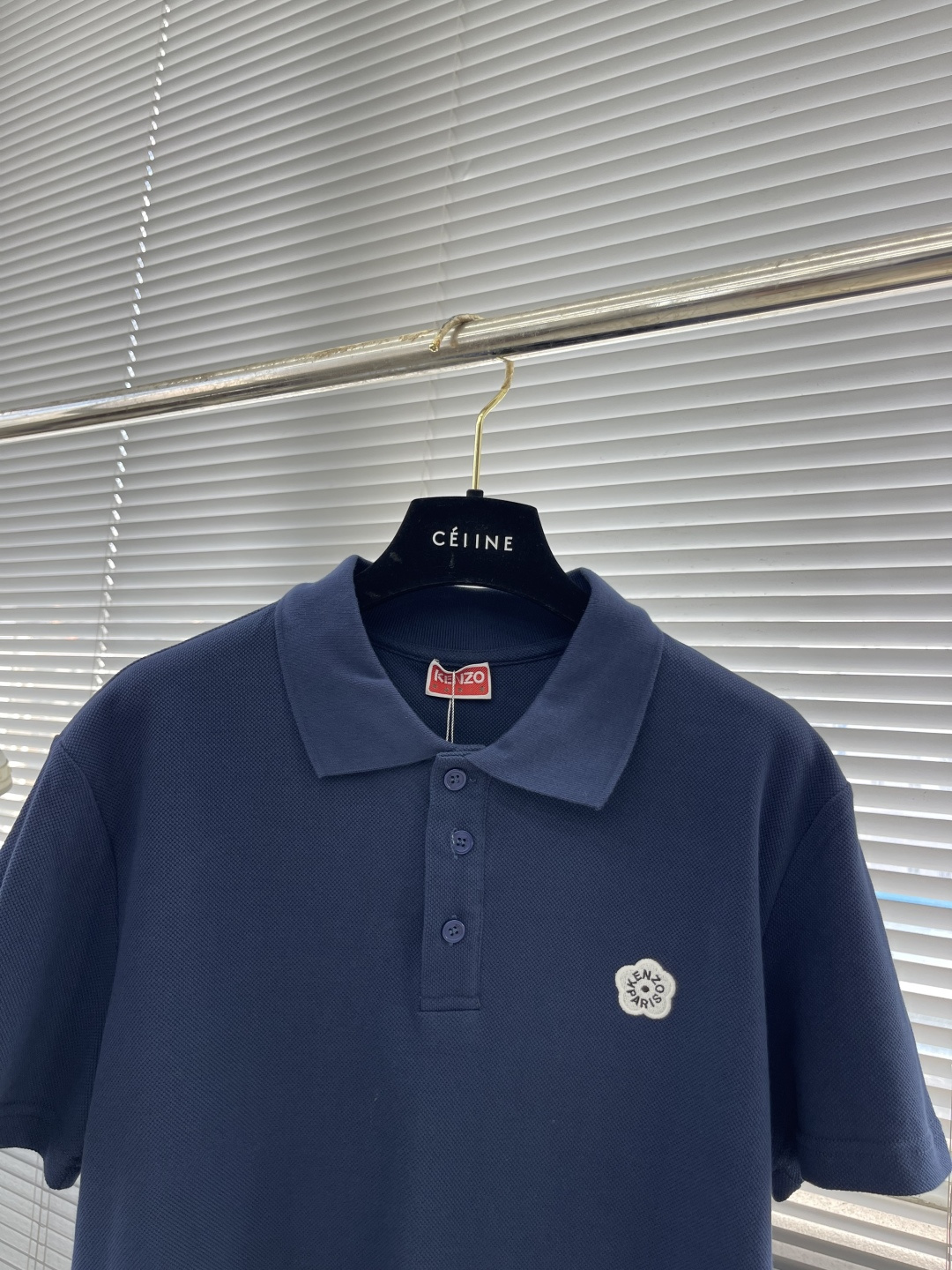 

-Kenz   2025春夏新款男士标识短袖Polo衫
延续经典商务休闲翻领POLO恤.该款Polo