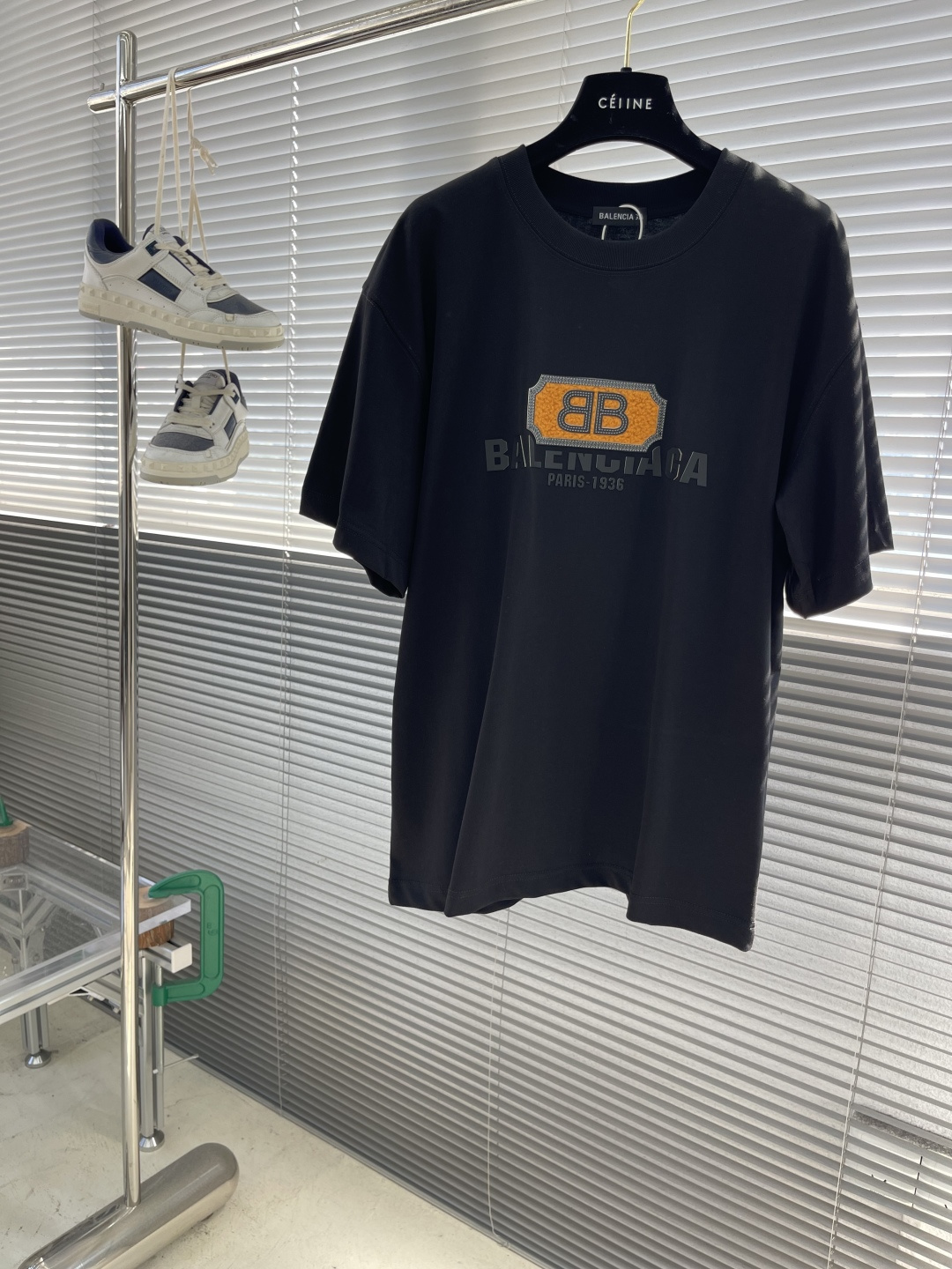 

-Balenciag  2025春夏季新款字母logo硅胶发泡印花图案棉质面料短袖
非常简约大气的一