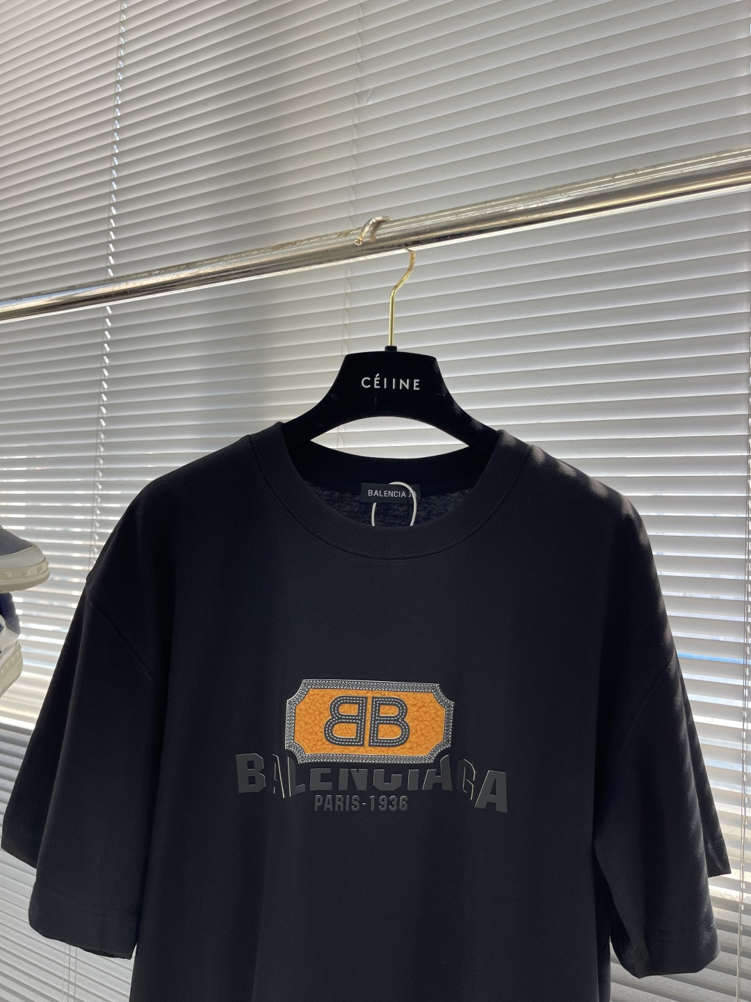 

-Balenciag  2025春夏季新款字母logo硅胶发泡印花图案棉质面料短袖
非常简约大气的一