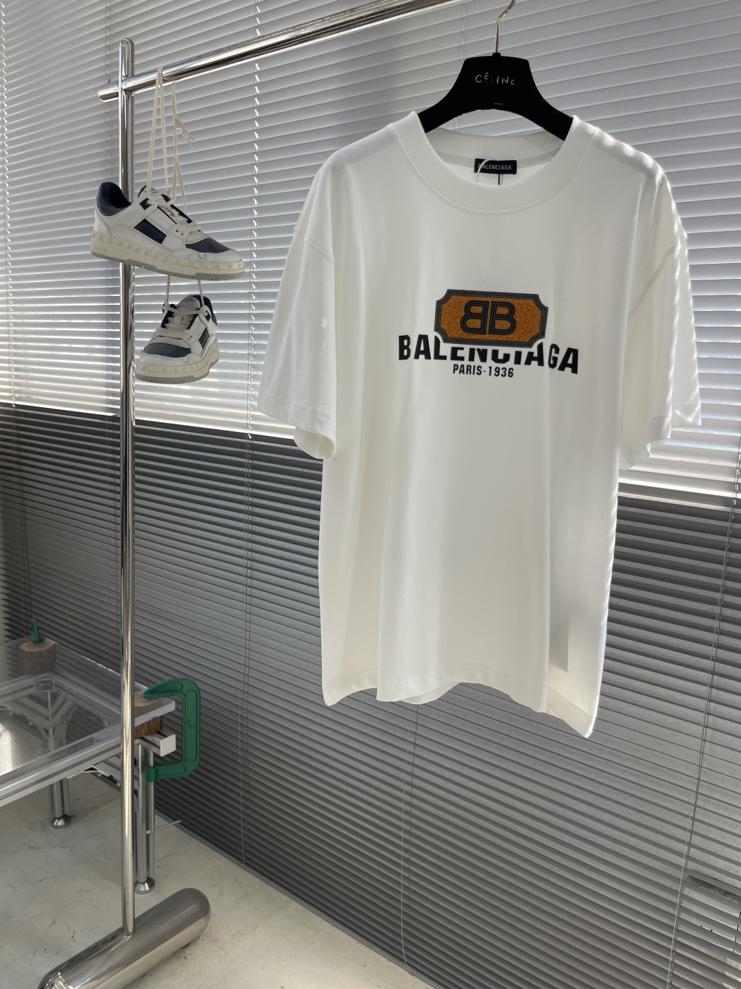 

-Balenciag  2025春夏季新款字母logo硅胶发泡印花图案棉质面料短袖
非常简约大气的一