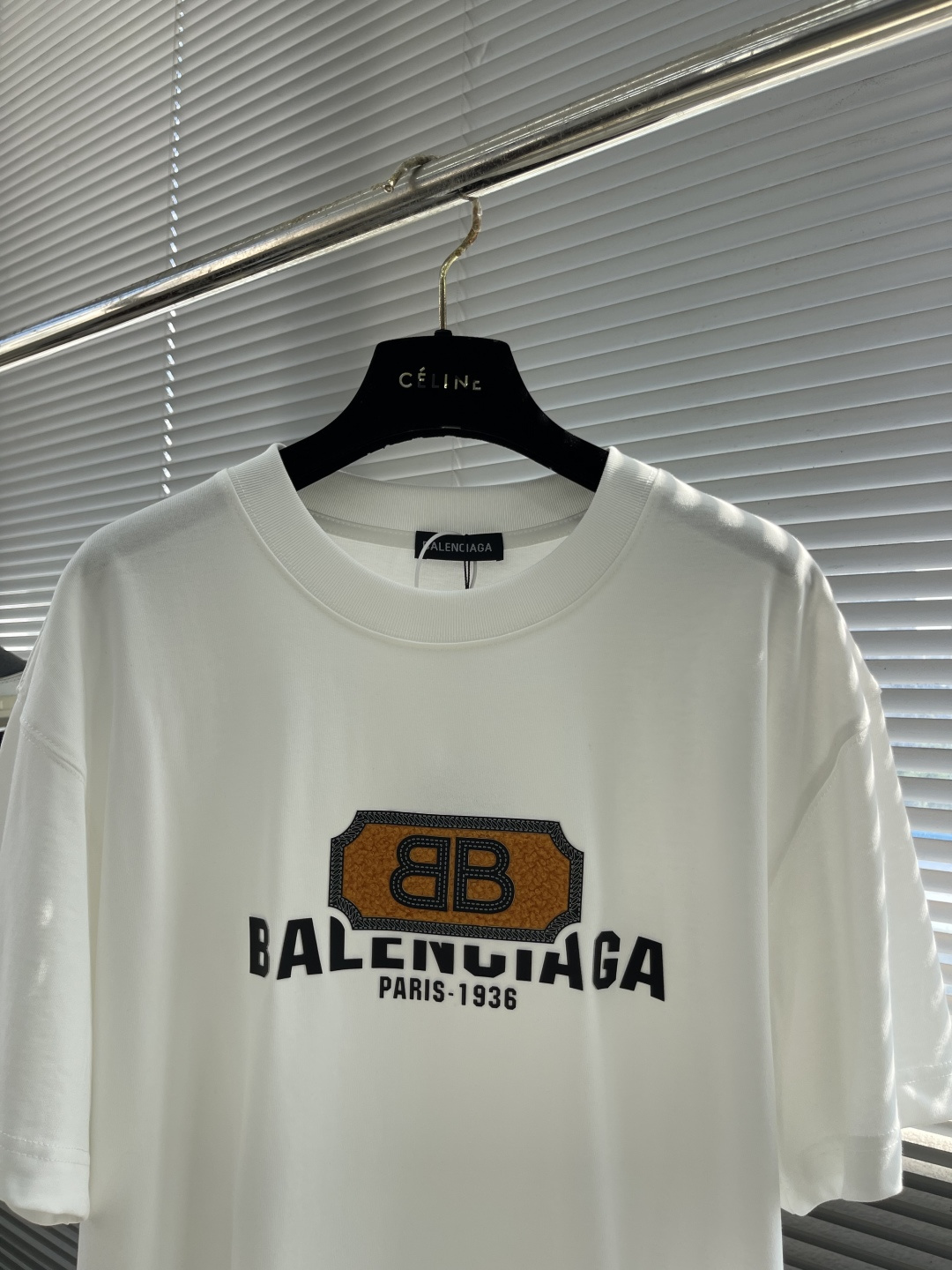 

-Balenciag  2025春夏季新款字母logo硅胶发泡印花图案棉质面料短袖
非常简约大气的一