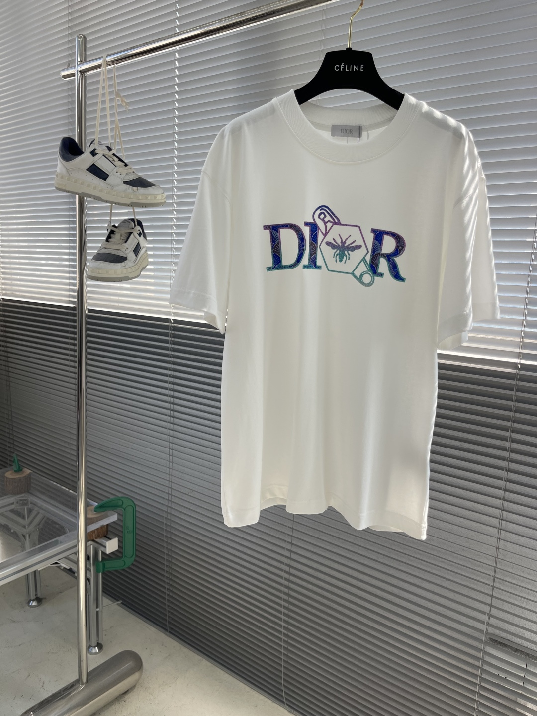 

-Dio  2025春夏季新款字母logo印花图案棉质面料短袖
无论是单穿还是作为内搭，都能轻松驾驭