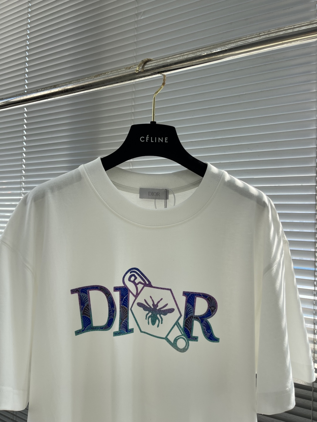 

-Dio  2025春夏季新款字母logo印花图案棉质面料短袖
无论是单穿还是作为内搭，都能轻松驾驭