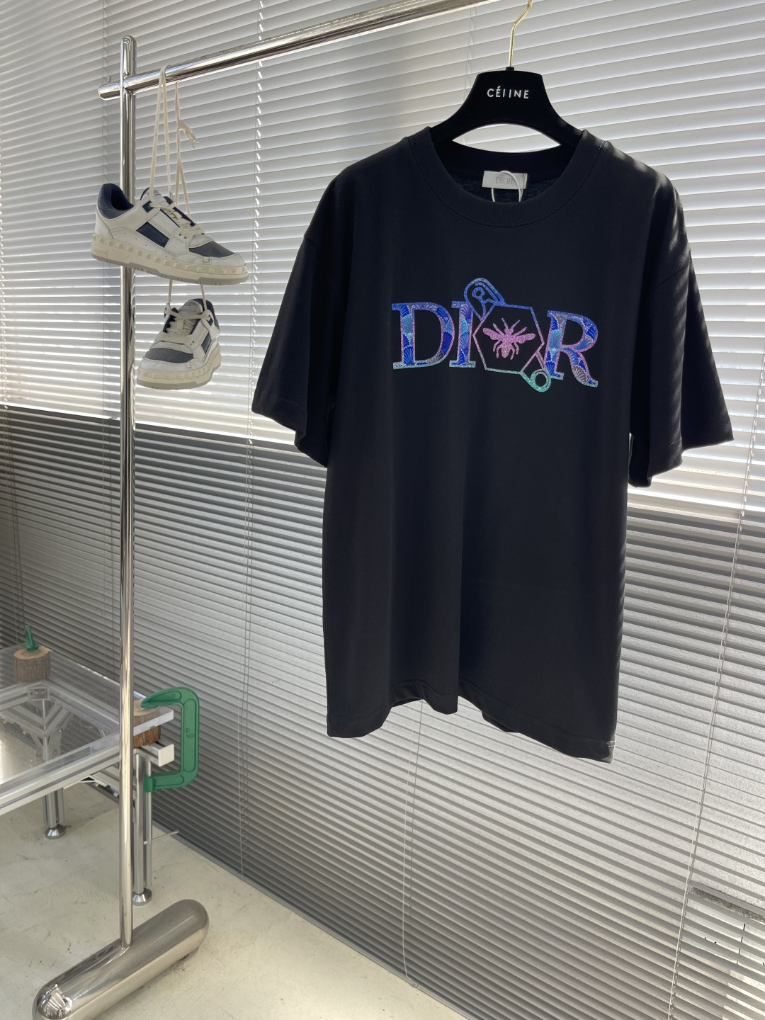 

-Dio  2025春夏季新款字母logo印花图案棉质面料短袖
无论是单穿还是作为内搭，都能轻松驾驭