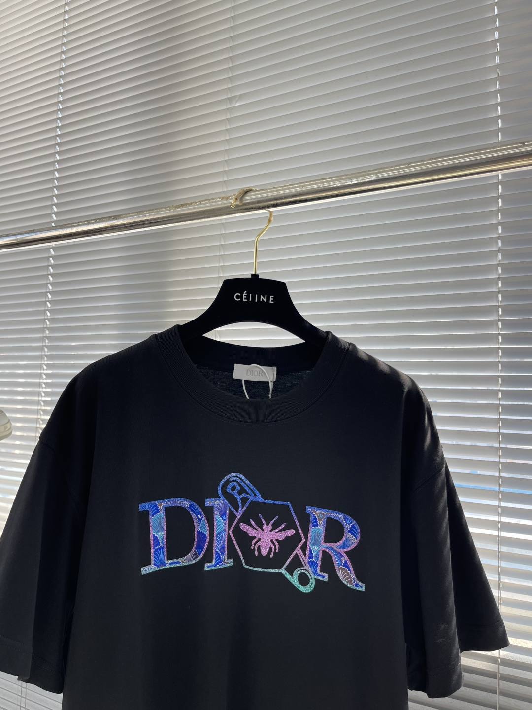 

-Dio  2025春夏季新款字母logo印花图案棉质面料短袖
无论是单穿还是作为内搭，都能轻松驾驭