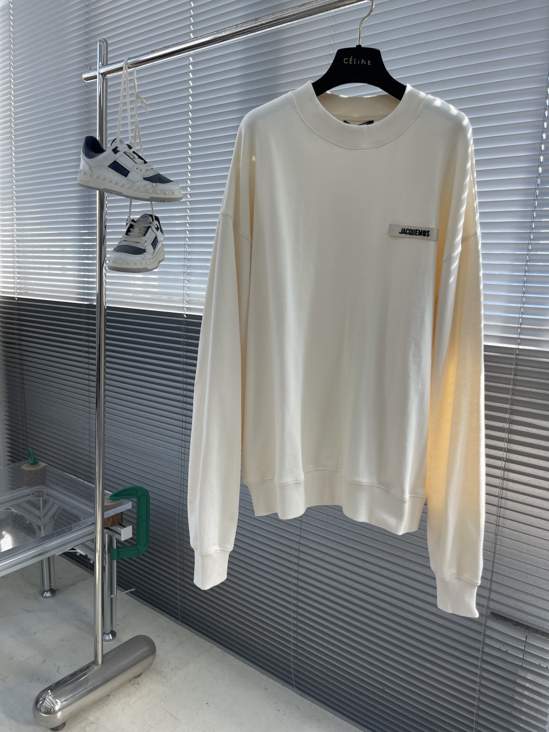 

-法国新锐设计师品牌Jacquemus，被称作是“法系新浪潮设计的代表”，出其不意的视角展现法式美学