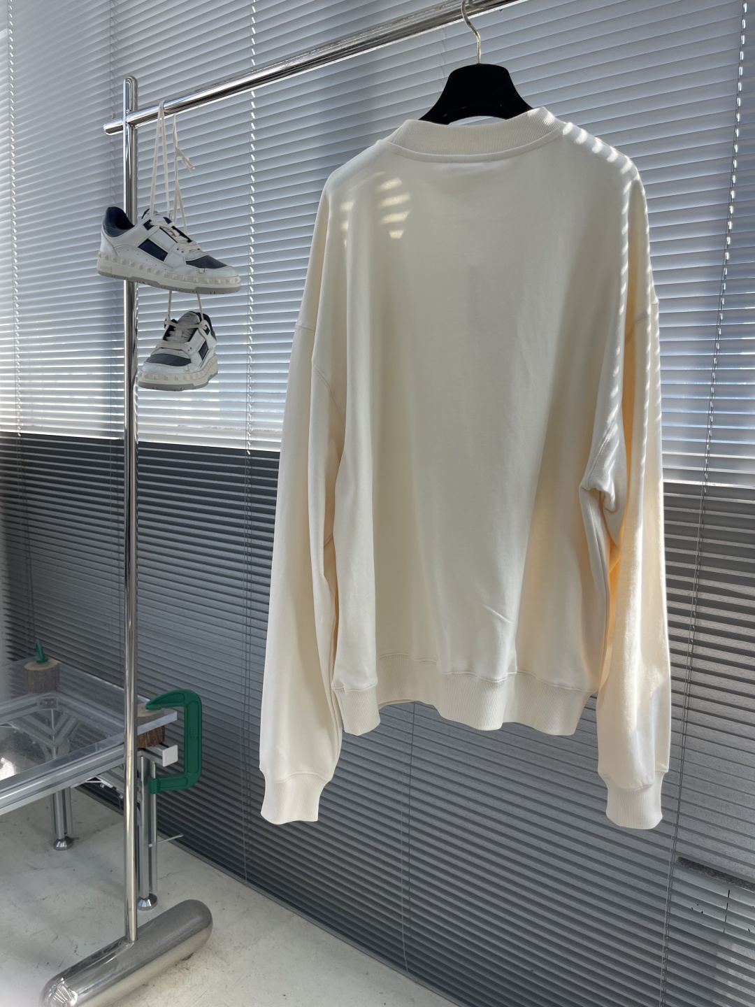 

-法国新锐设计师品牌Jacquemus，被称作是“法系新浪潮设计的代表”，出其不意的视角展现法式美学