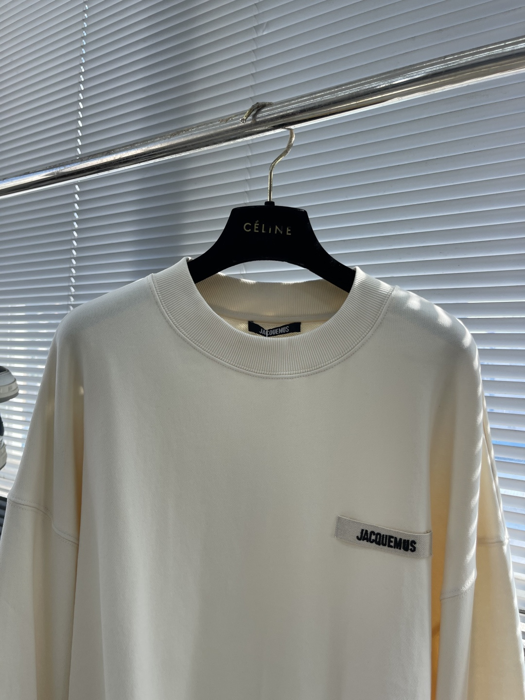 

-法国新锐设计师品牌Jacquemus，被称作是“法系新浪潮设计的代表”，出其不意的视角展现法式美学
