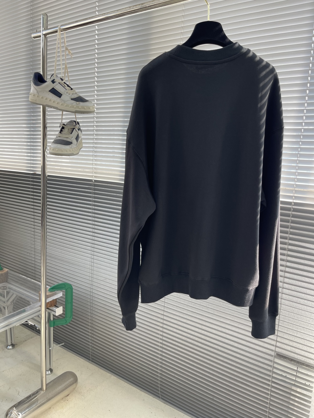 

-法国新锐设计师品牌Jacquemus，被称作是“法系新浪潮设计的代表”，出其不意的视角展现法式美学