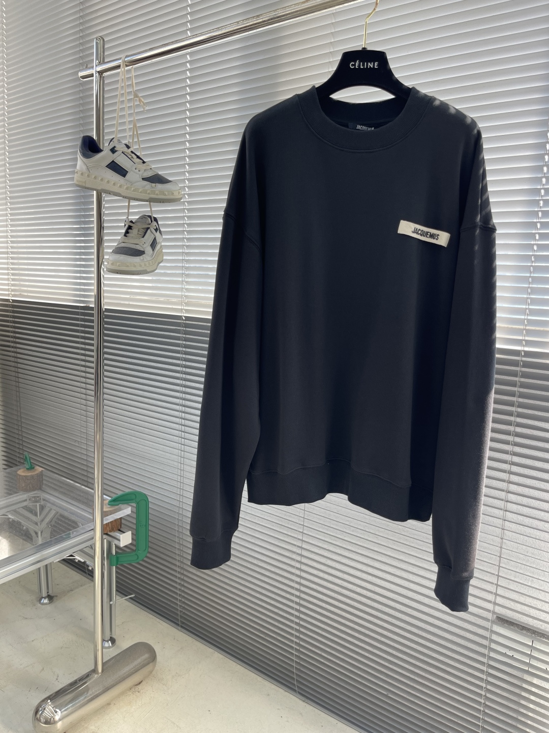 

-法国新锐设计师品牌Jacquemus，被称作是“法系新浪潮设计的代表”，出其不意的视角展现法式美学