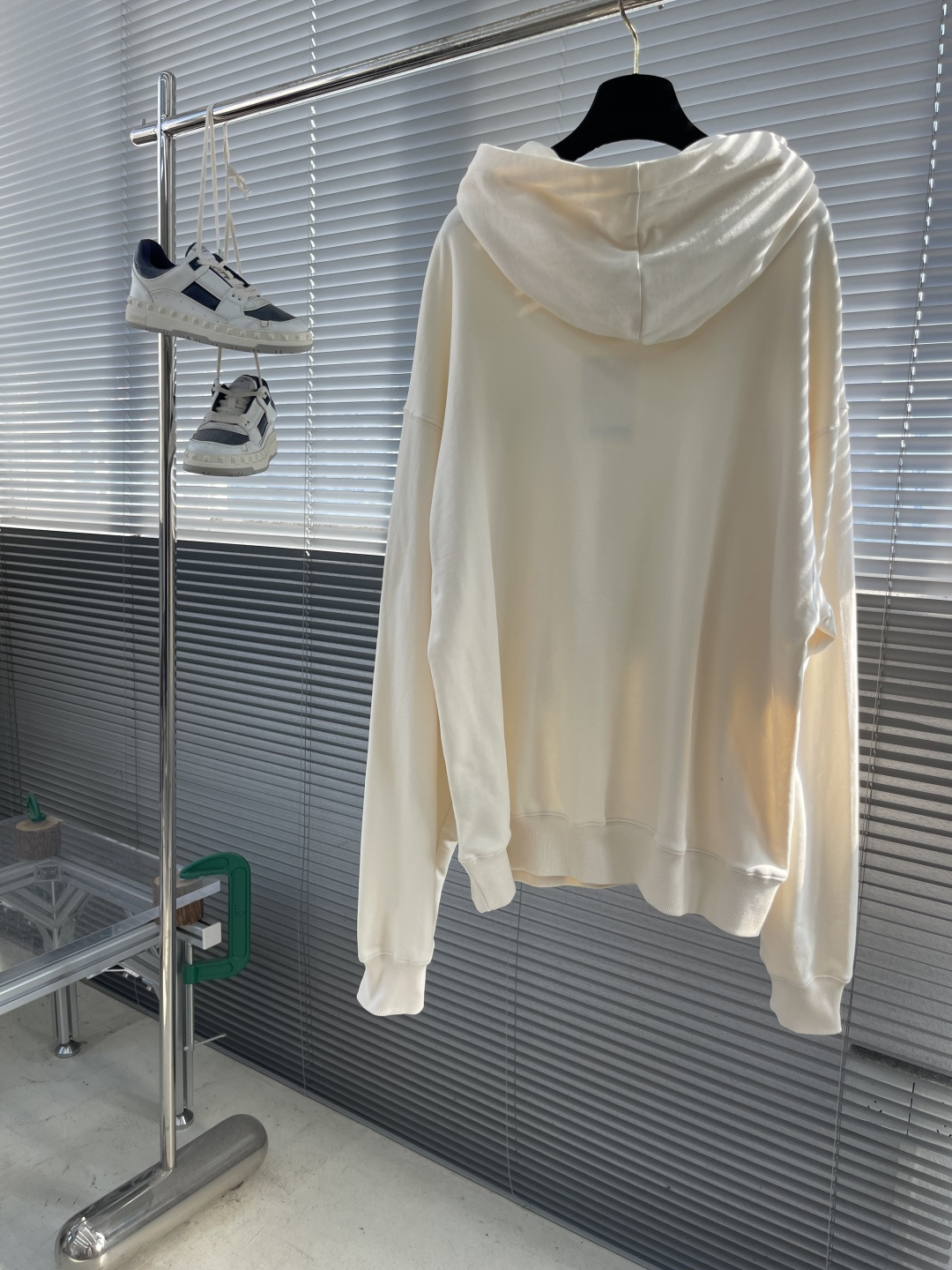 

-法国新锐设计师品牌Jacquemus，被称作是“法系新浪潮设计的代表”，出其不意的视角展现法式美学